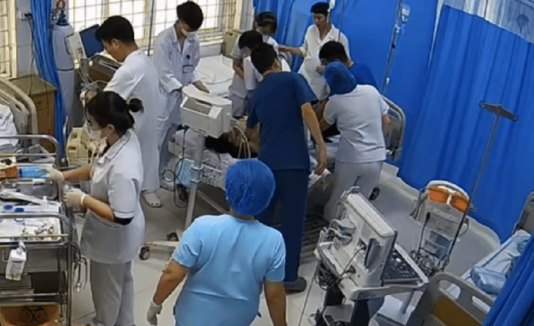 Nghẹt thở cảnh bác sĩ ép tim cứu nam sinh 22 tuổi ngừng tim tại trường