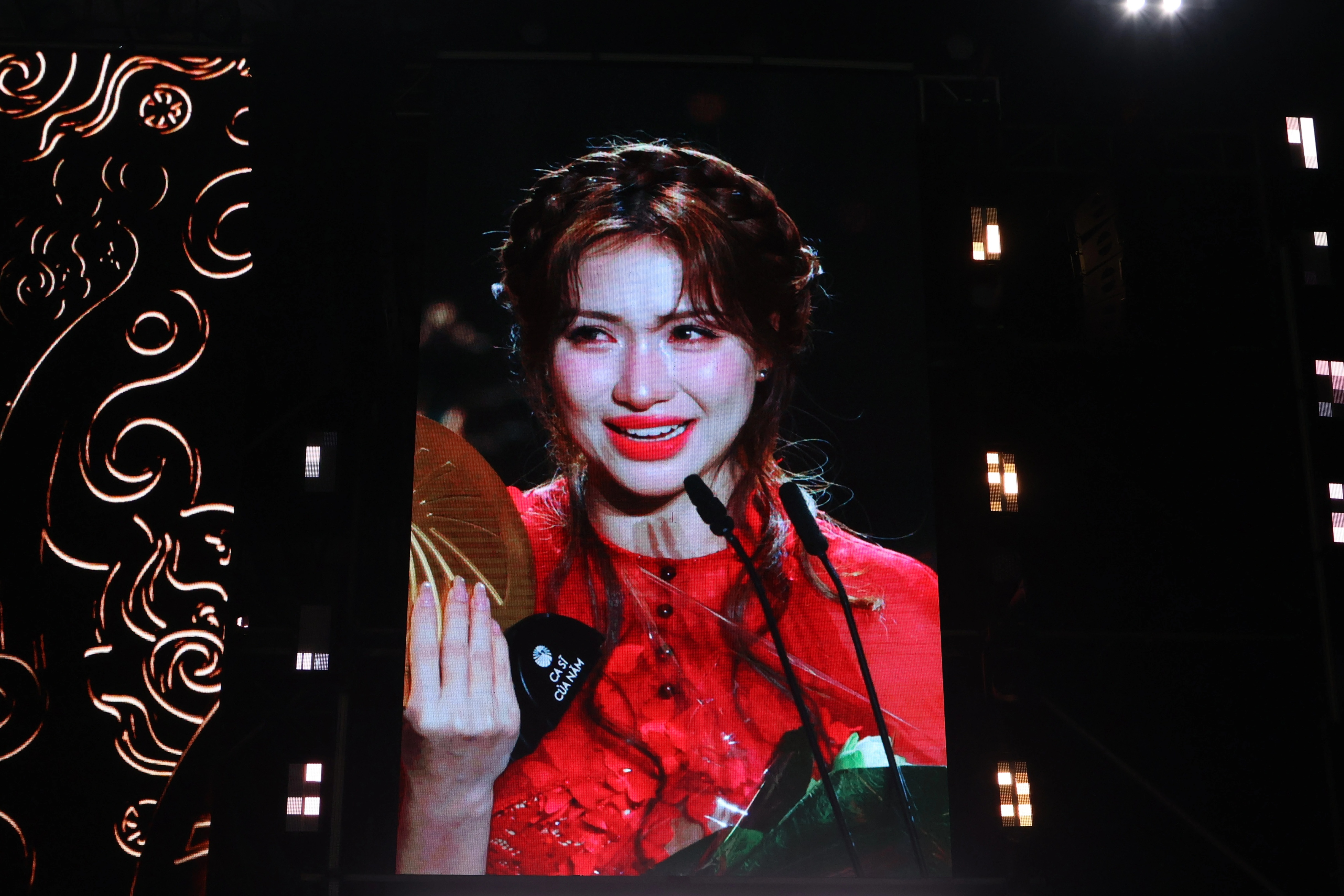 Hòa Minzy nhận giải Ca sĩ của năm, bật khóc gọi tên con trai