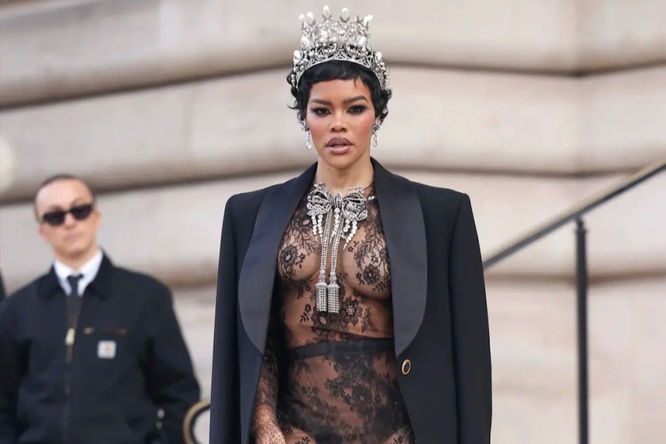 Sau Lisa, nhiều ngôi sao tiếp tục lăng xê xu hướng váy xuyên thấu