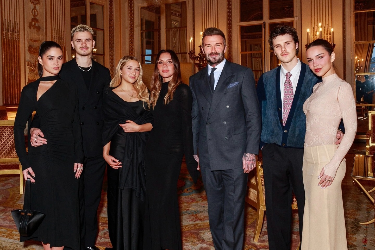 Đại gia đình Beckham xuất hiện giữa sóng gió, chúc mừng Victoria nhận giải