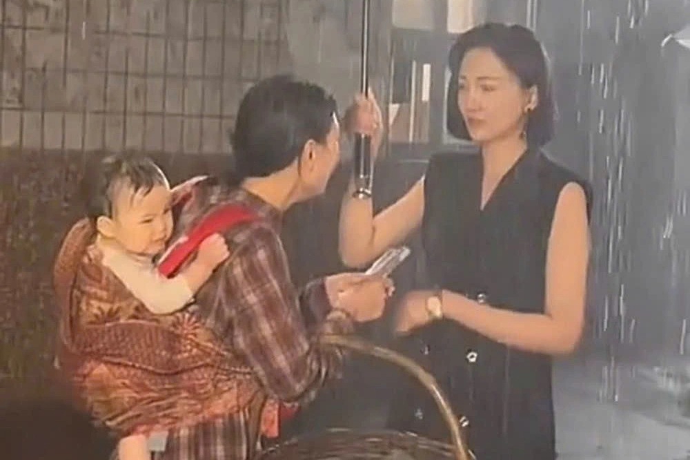Phim ngắn Trung Quốc gây phẫn nộ vì để trẻ em dầm mưa trên phim trường