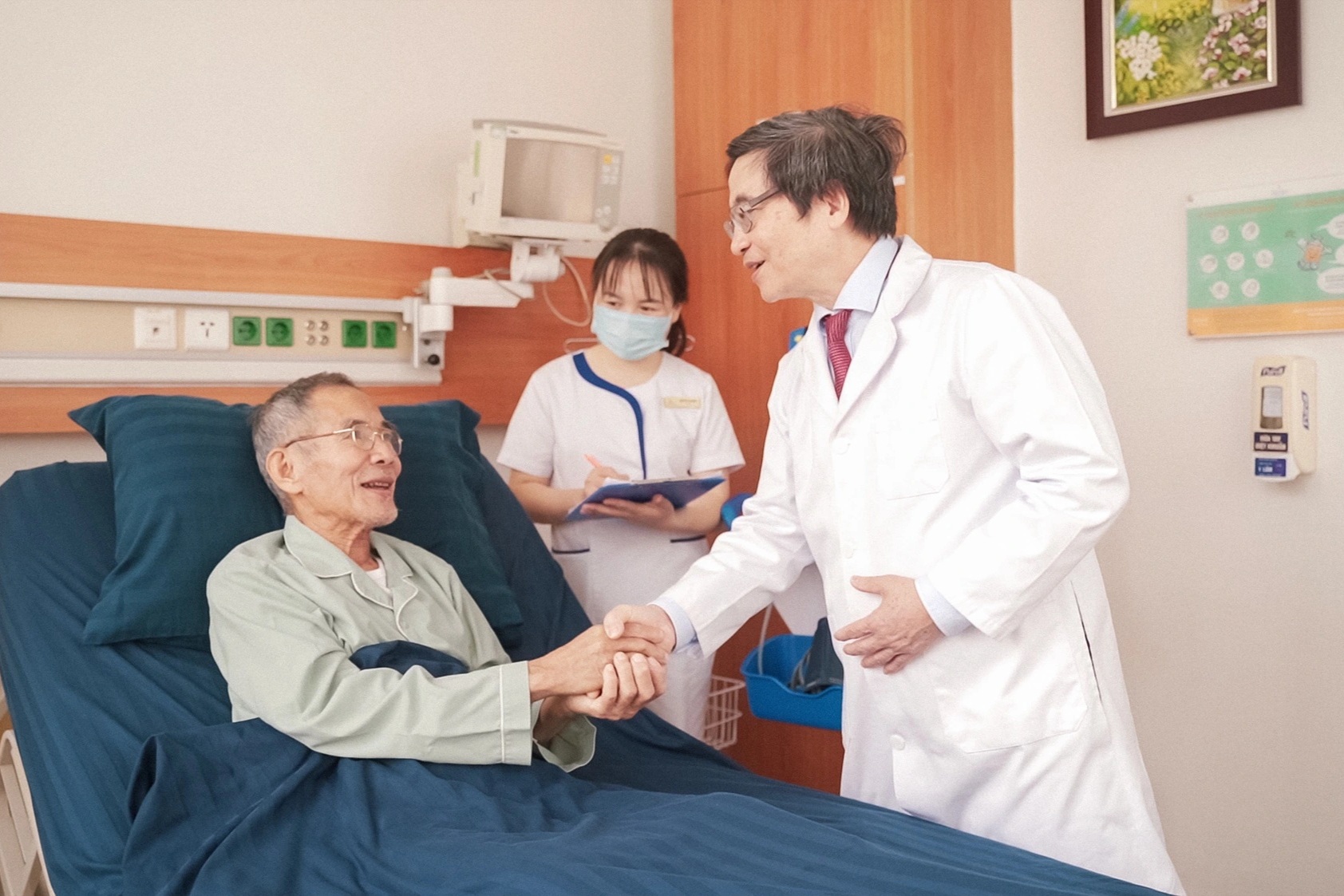 Ba lần phẫu thuật cứu cụ ông 70 tuổi mắc hai bệnh ung thư