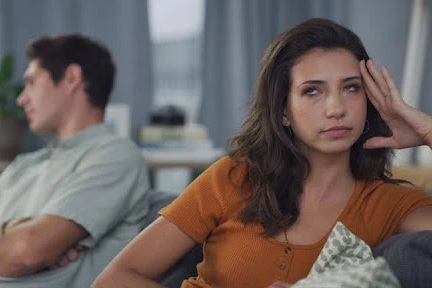 Lén biếu bố mẹ đẻ 5 triệu đồng dịp Tết, tôi bị chồng đuổi ra khỏi nhà