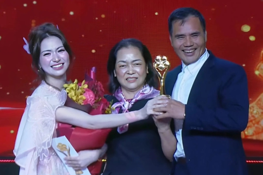 Hòa Minzy "càn quét" Mai Vàng, mời cả bố mẹ lên sân khấu nhận giải
