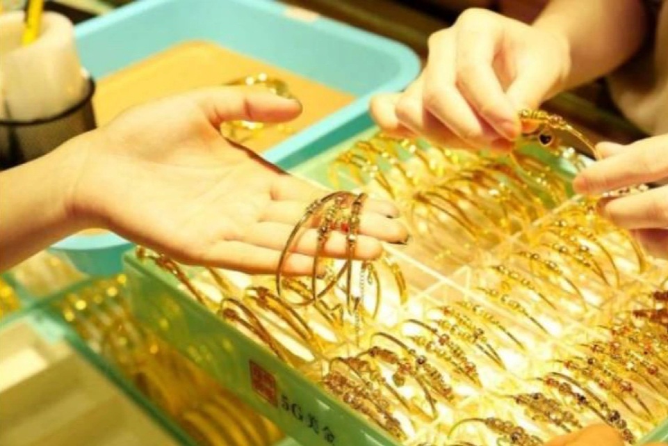 Được nhân tình chiều chuộng một đêm, tôi vội bán 5 chỉ vàng "bù đắp"