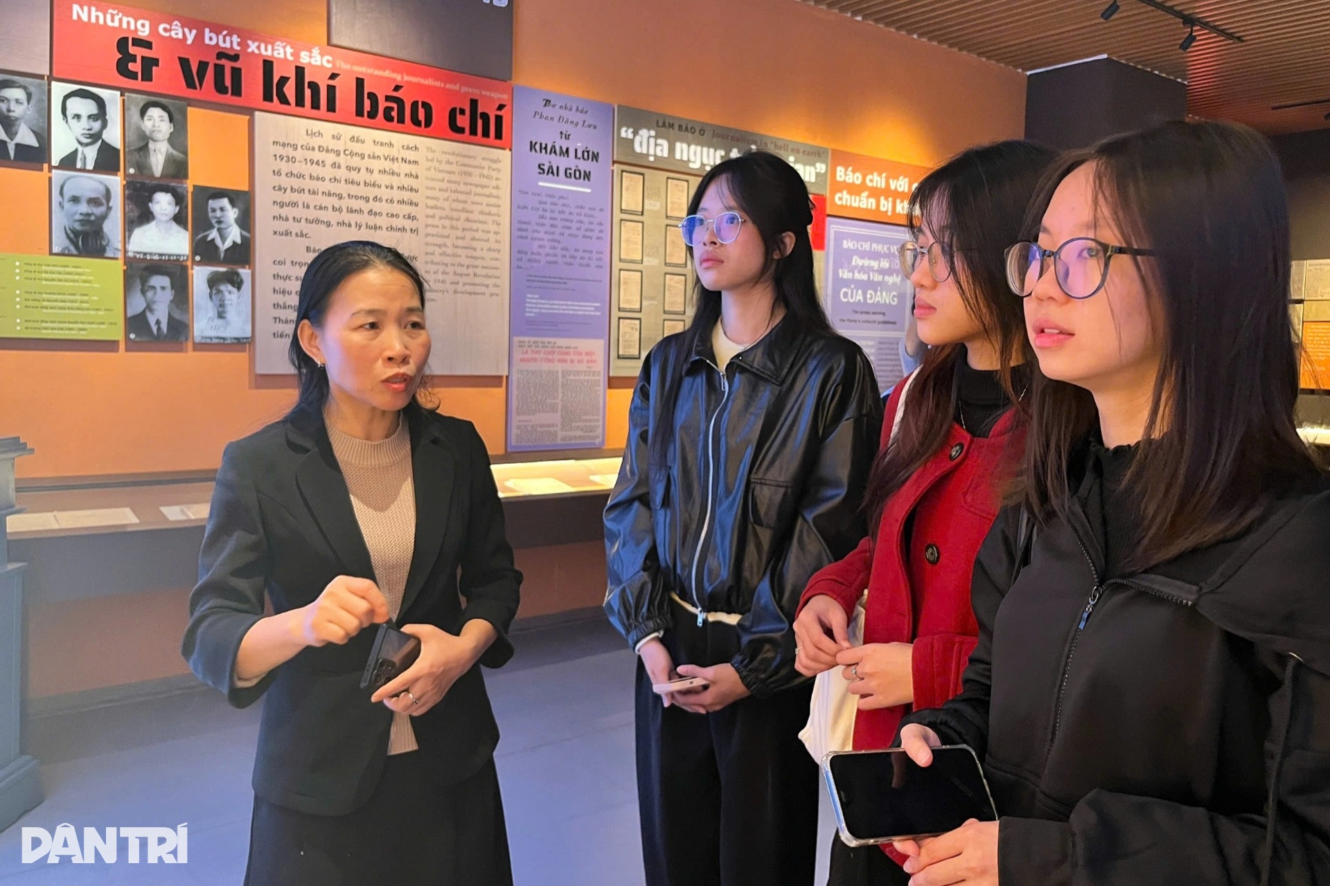 Hàng trăm bìa báo Xuân qua các thời kỳ trưng bày tại Bảo tàng Báo chí