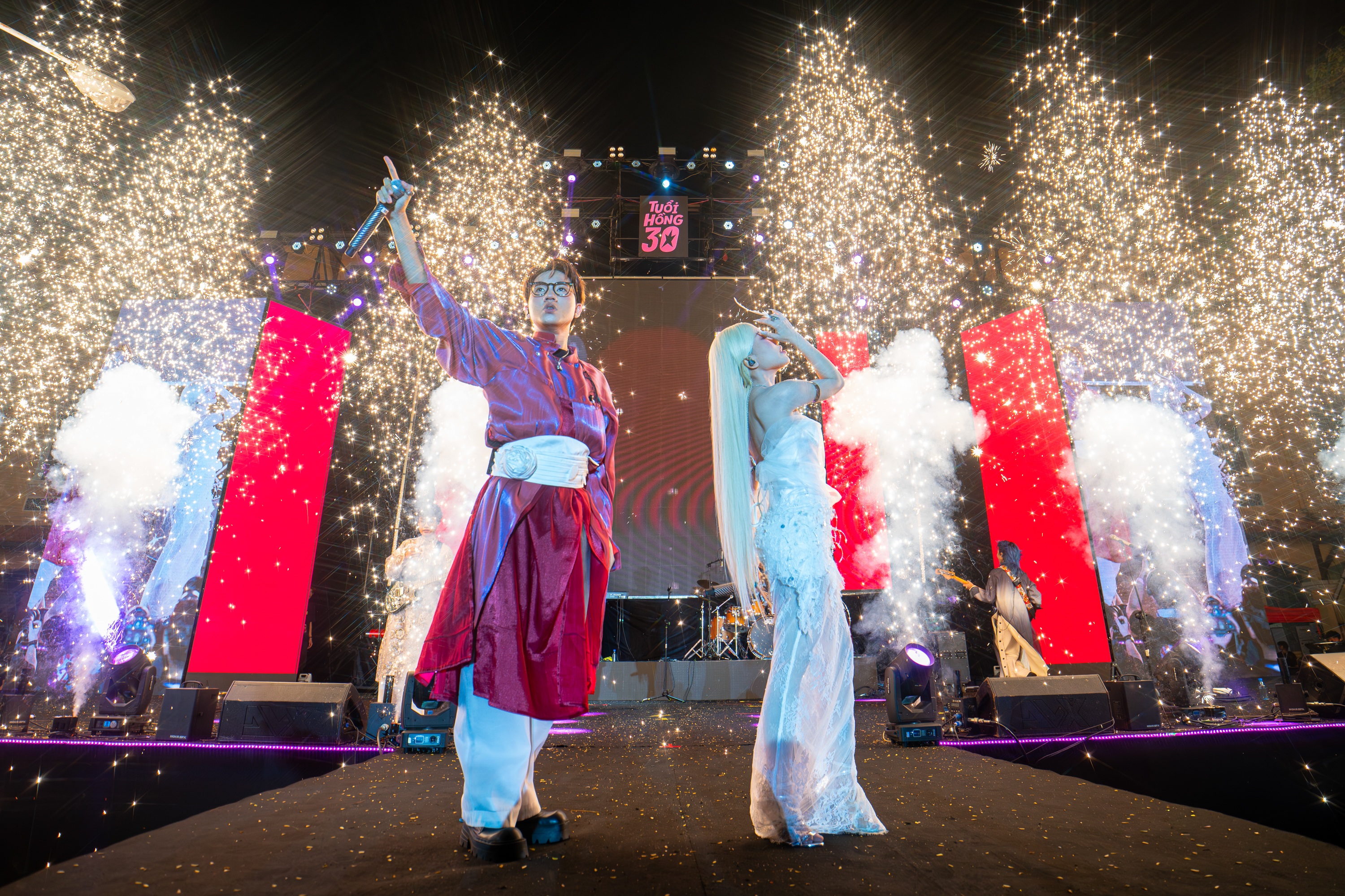 Tuổi Hồng Minh Khai bùng nổ với dàn sao đa thế hệ, khuấy đảo khán giả