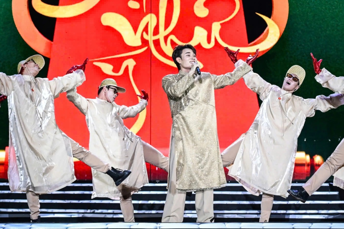 Trúc Nhân bắt nhịp "tập thể dục" cùng khán giả Hà Nội