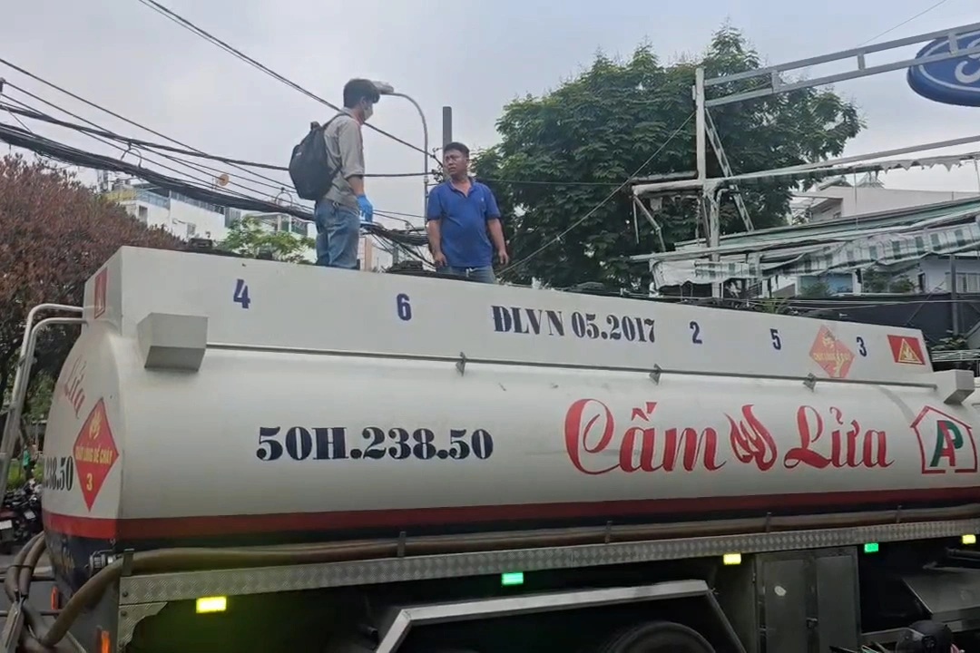 Bơm thêm dung môi vào cây xăng rồi bán cho người dân TPHCM
