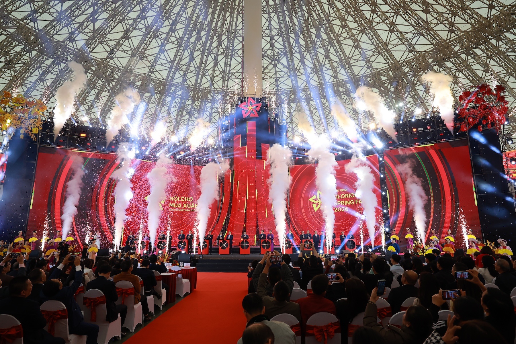 Hàng chục nghìn du khách đến VEC trong ngày khai mạc Hội chợ Mùa Xuân 2026