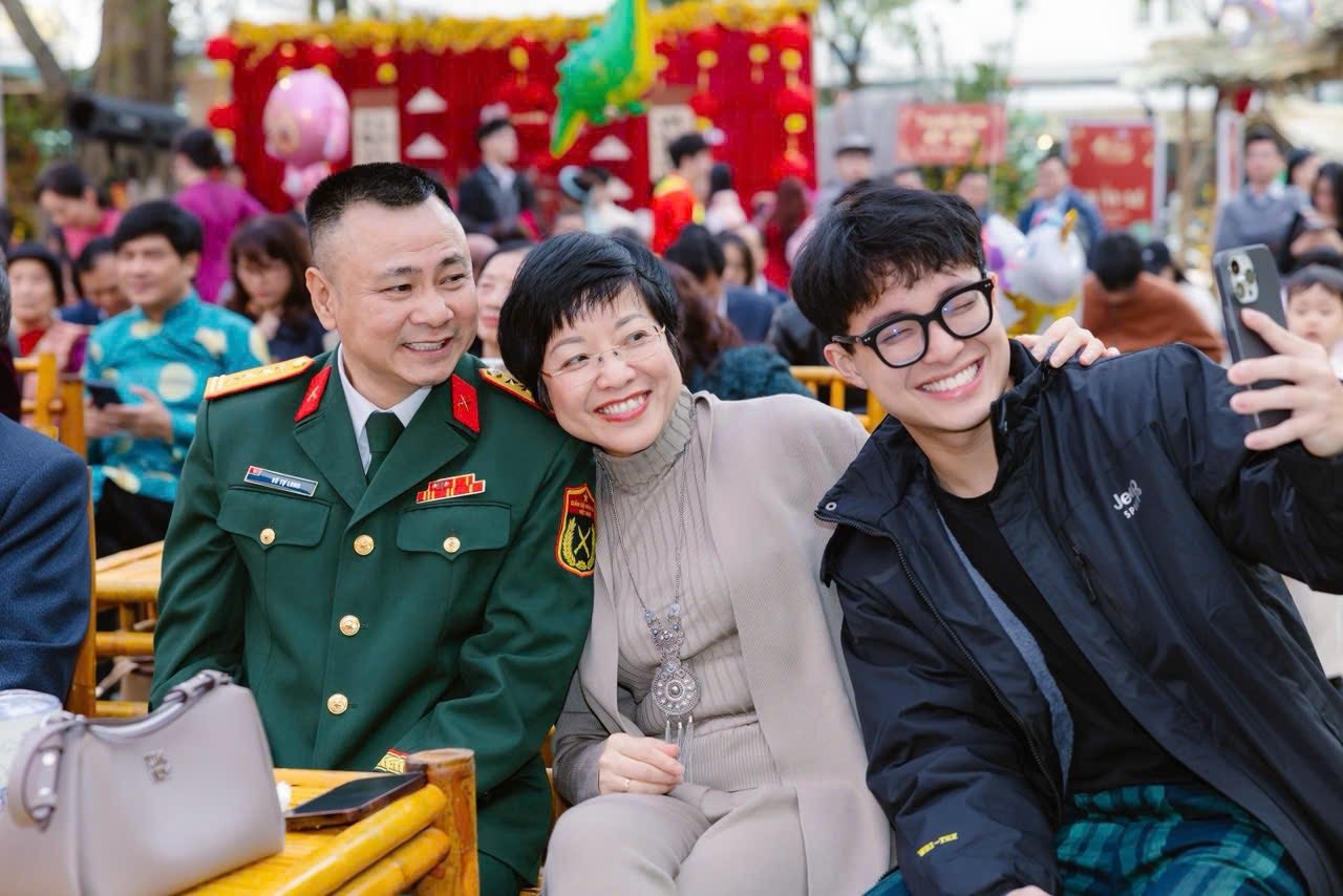 Bức ảnh mẹ con MC Thảo Vân chụp cùng NSND Tự Long gây chú ý