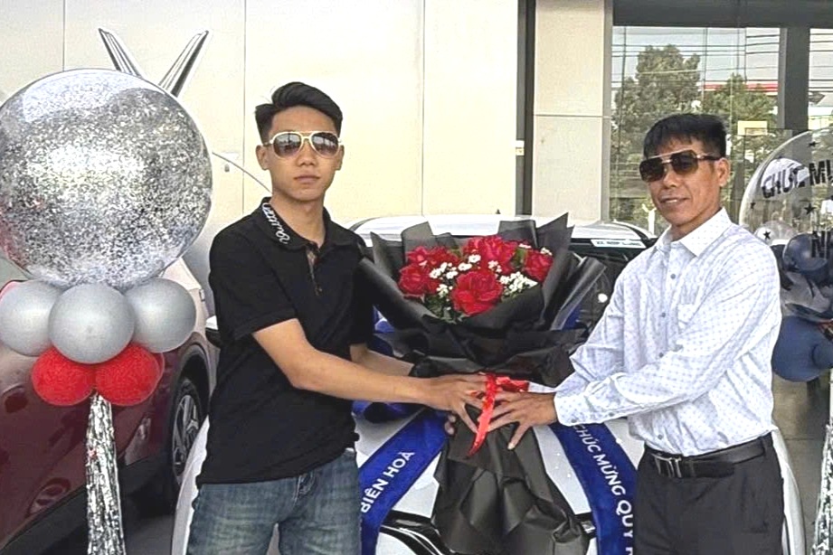 Sự thật vụ con trai chỉ đạt học lực khá, bố thưởng “nóng” ô tô