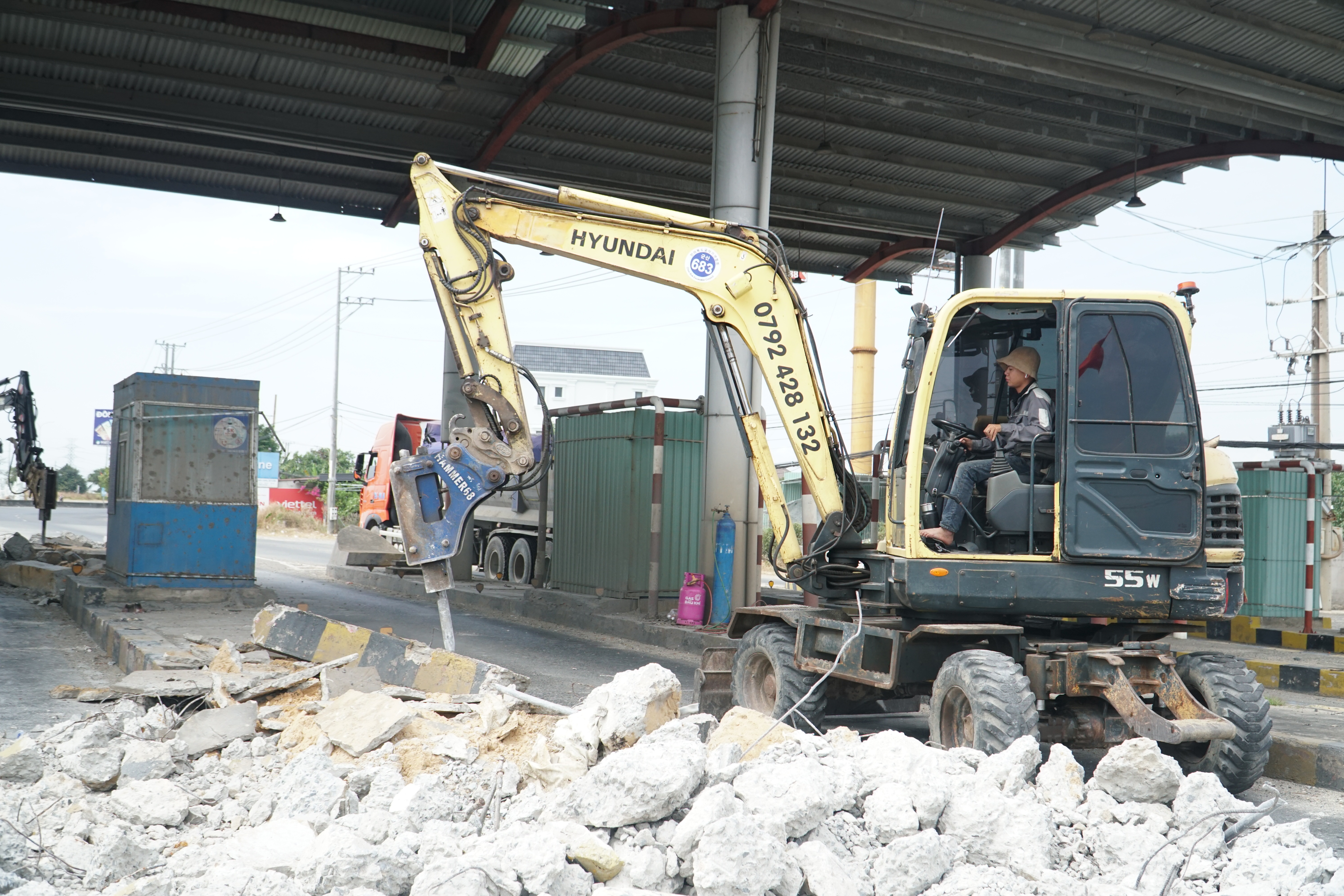 TPHCM tháo dỡ trạm thu phí án ngữ quốc lộ 51, chủ đầu tư vắng mặt