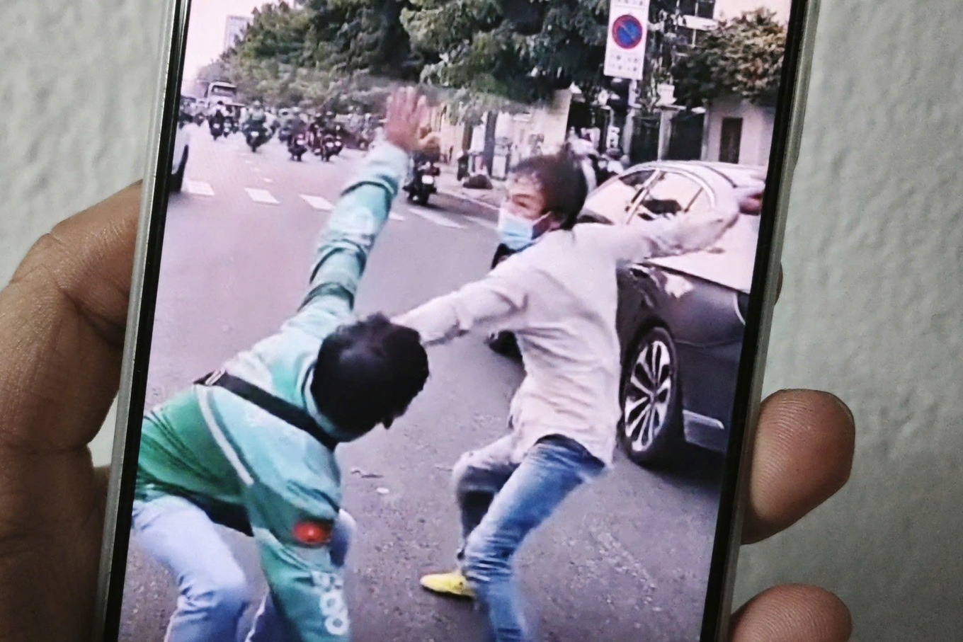 Tạm giam 2 người cầm nón bảo hiểm đánh nhau trên đường ở TPHCM