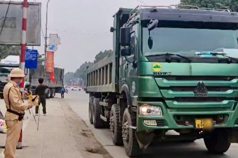 Xe tải cơi nới thành thùng, chủ xe và tài xế bị phạt hơn 60 triệu đồng