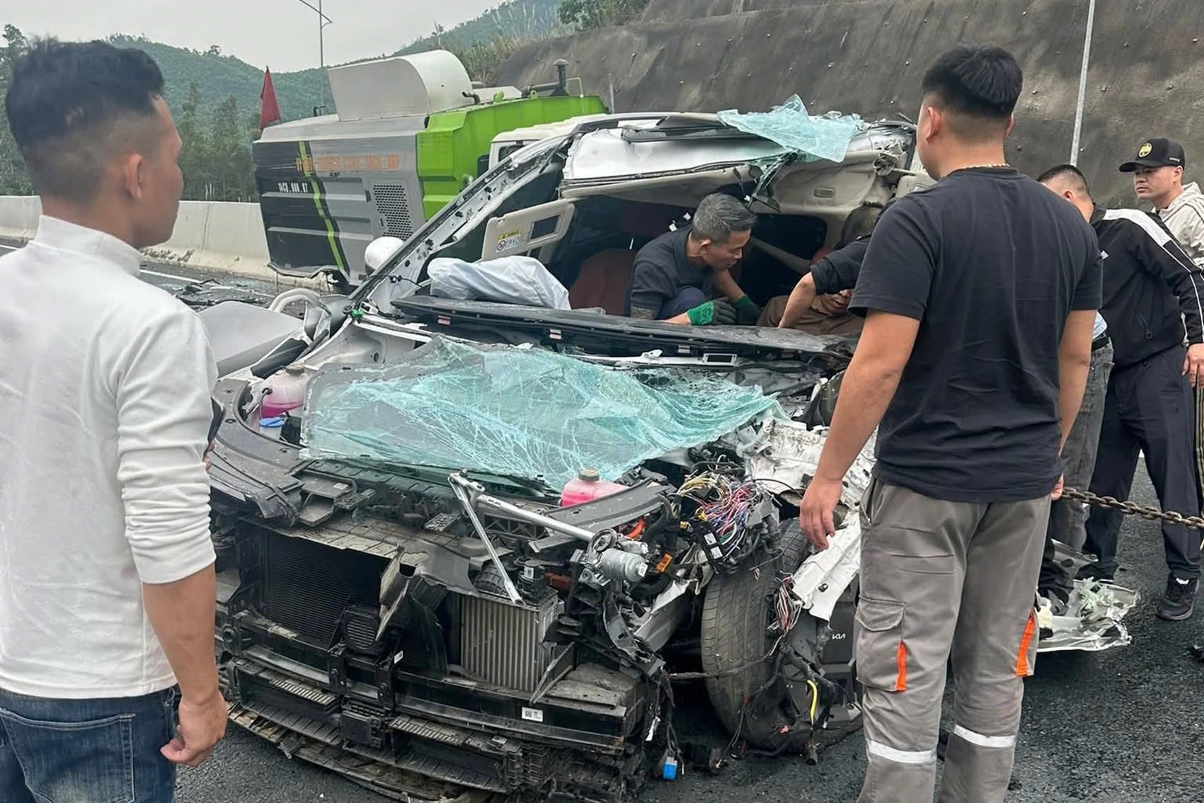 Tông vào xe hút bụi trên cao tốc, ô tô con nát đầu