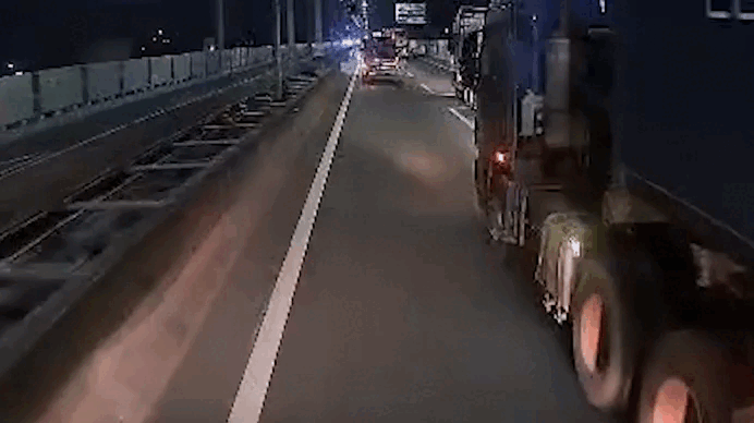 Khoảnh khắc va chạm liên hoàn khiến một tài xế tử vong trên cao tốc ở TPHCM