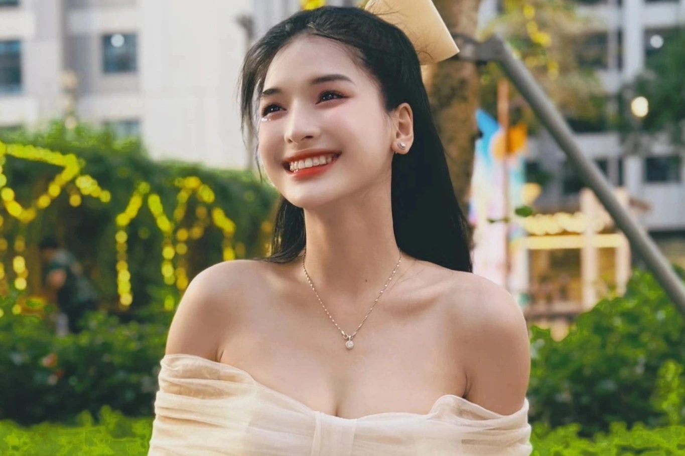 Sắc vóc xinh đẹp, gợi cảm của "người tình màn ảnh" kém Thanh Sơn 9 tuổi