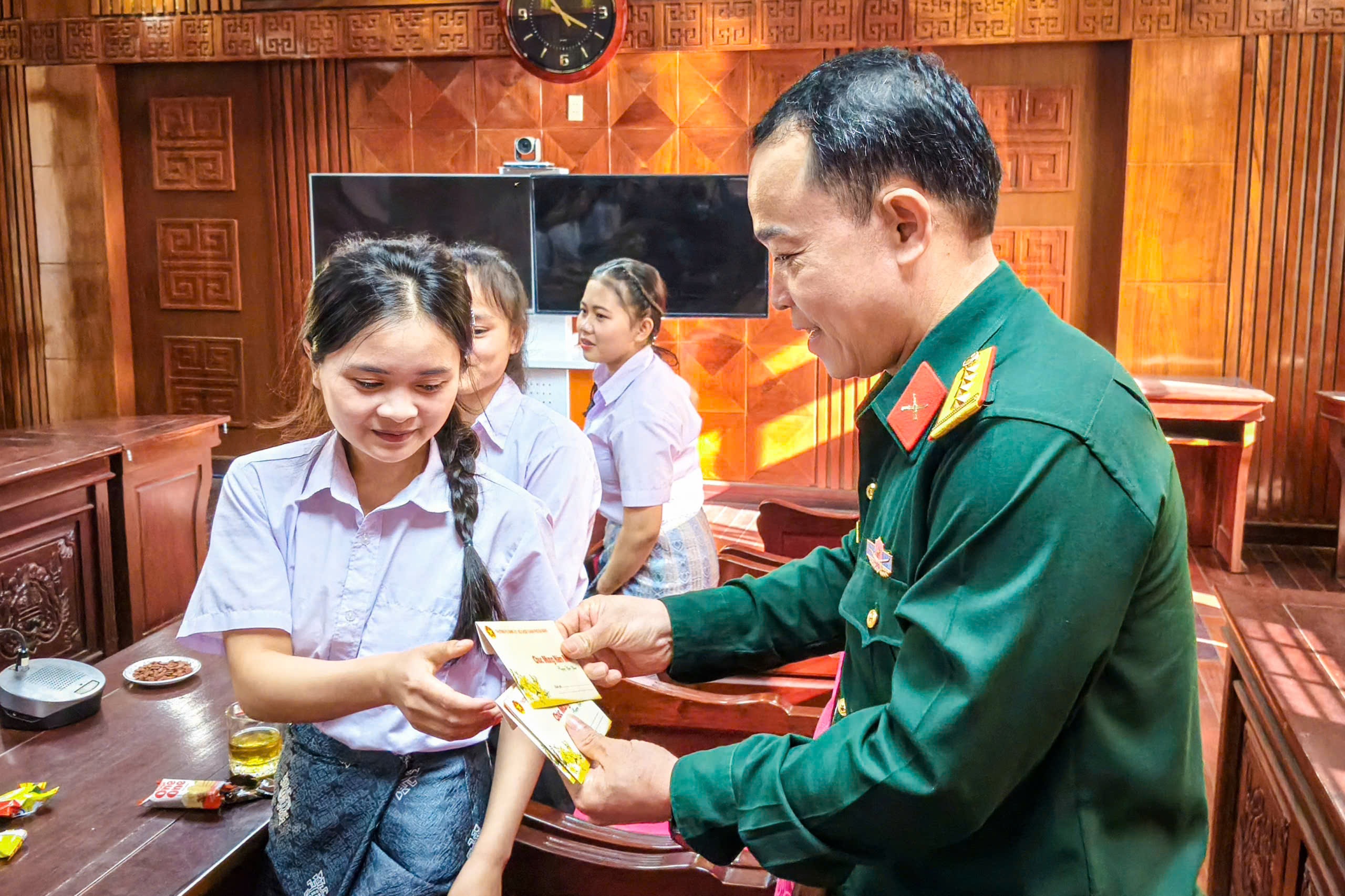 Đà Nẵng chúc Tết du học sinh Lào là con cán bộ quân nhân