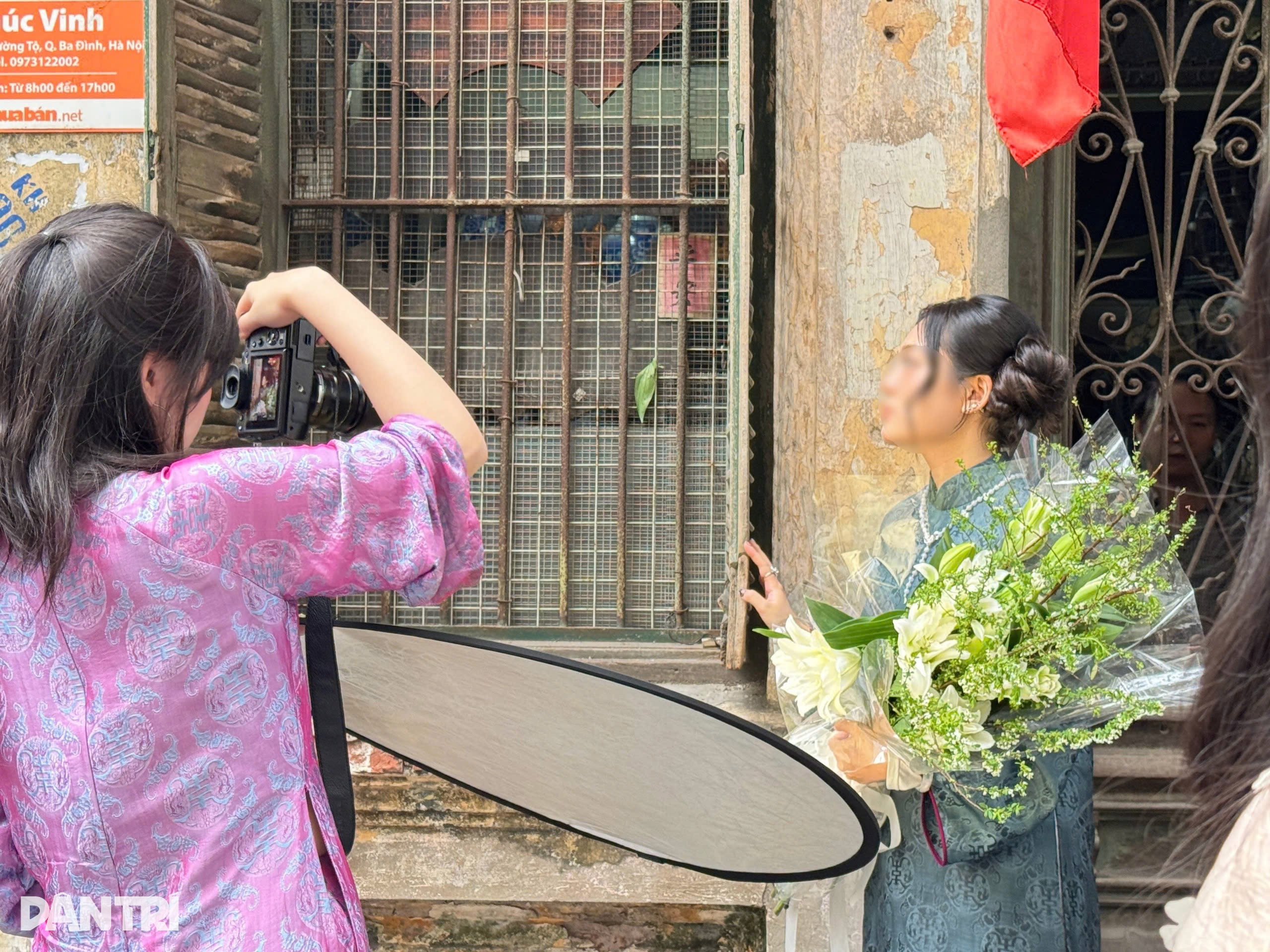 Owner of century old Hanoi house complains as photo crowds gather - 5