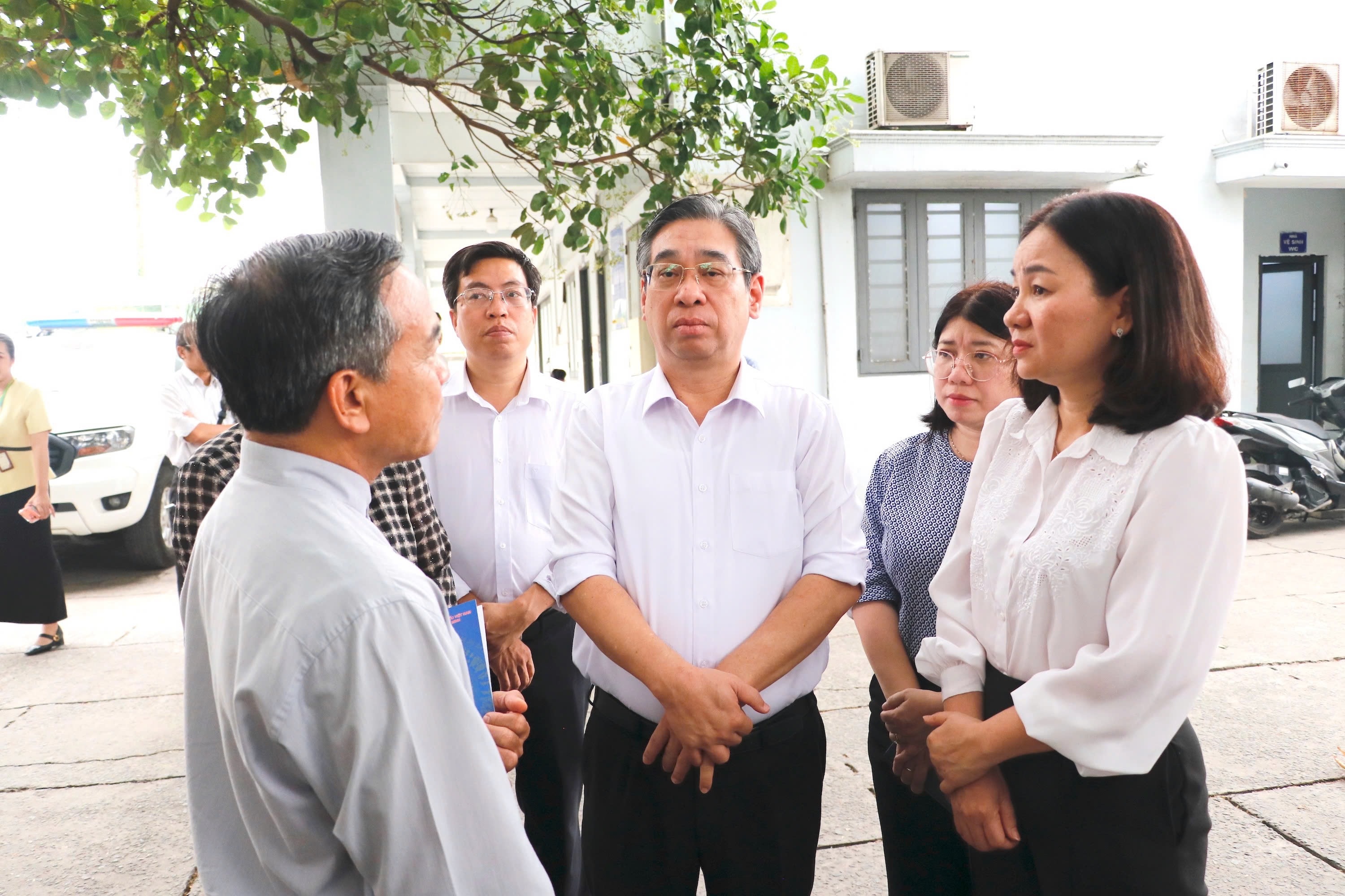 Lãnh đạo TPHCM thăm hỏi gia đình nạn nhân sau vụ cháy làm 3 người tử vong