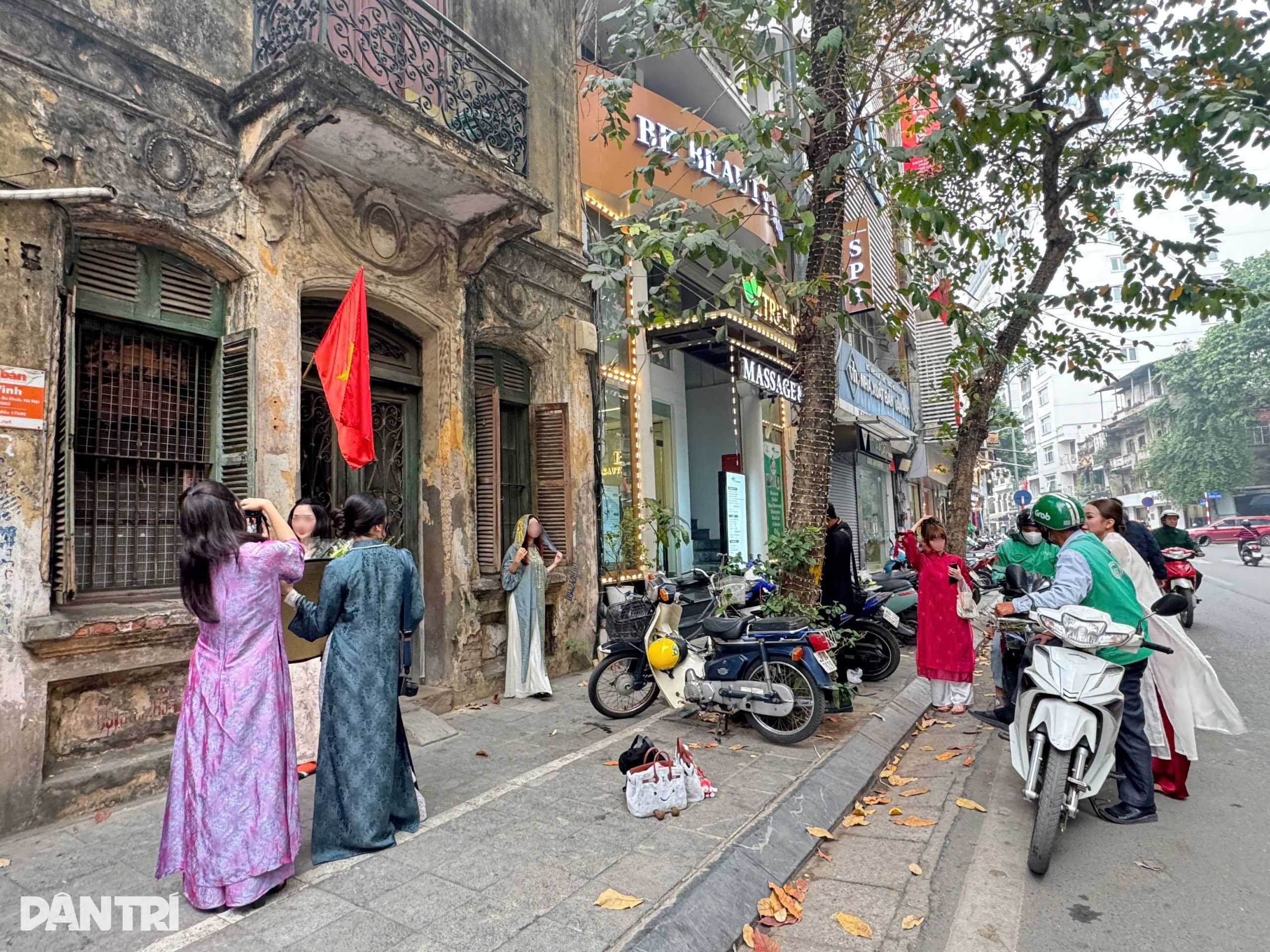 Owner of century old Hanoi house complains as photo crowds gather - 2