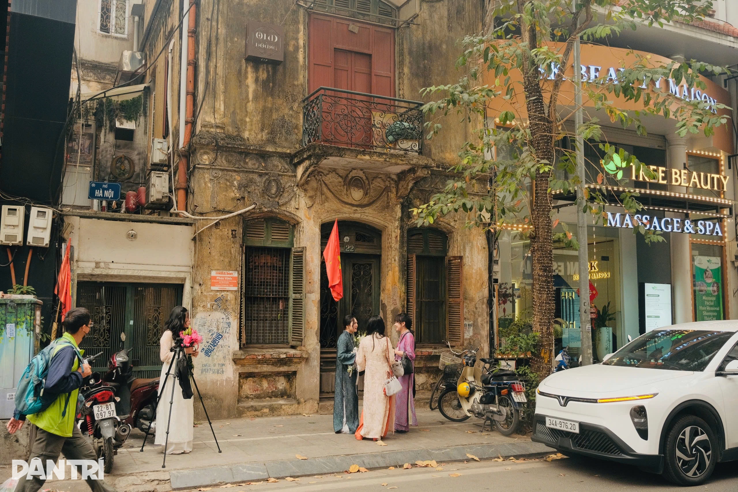 Owner of century old Hanoi house complains as photo crowds gather - 1