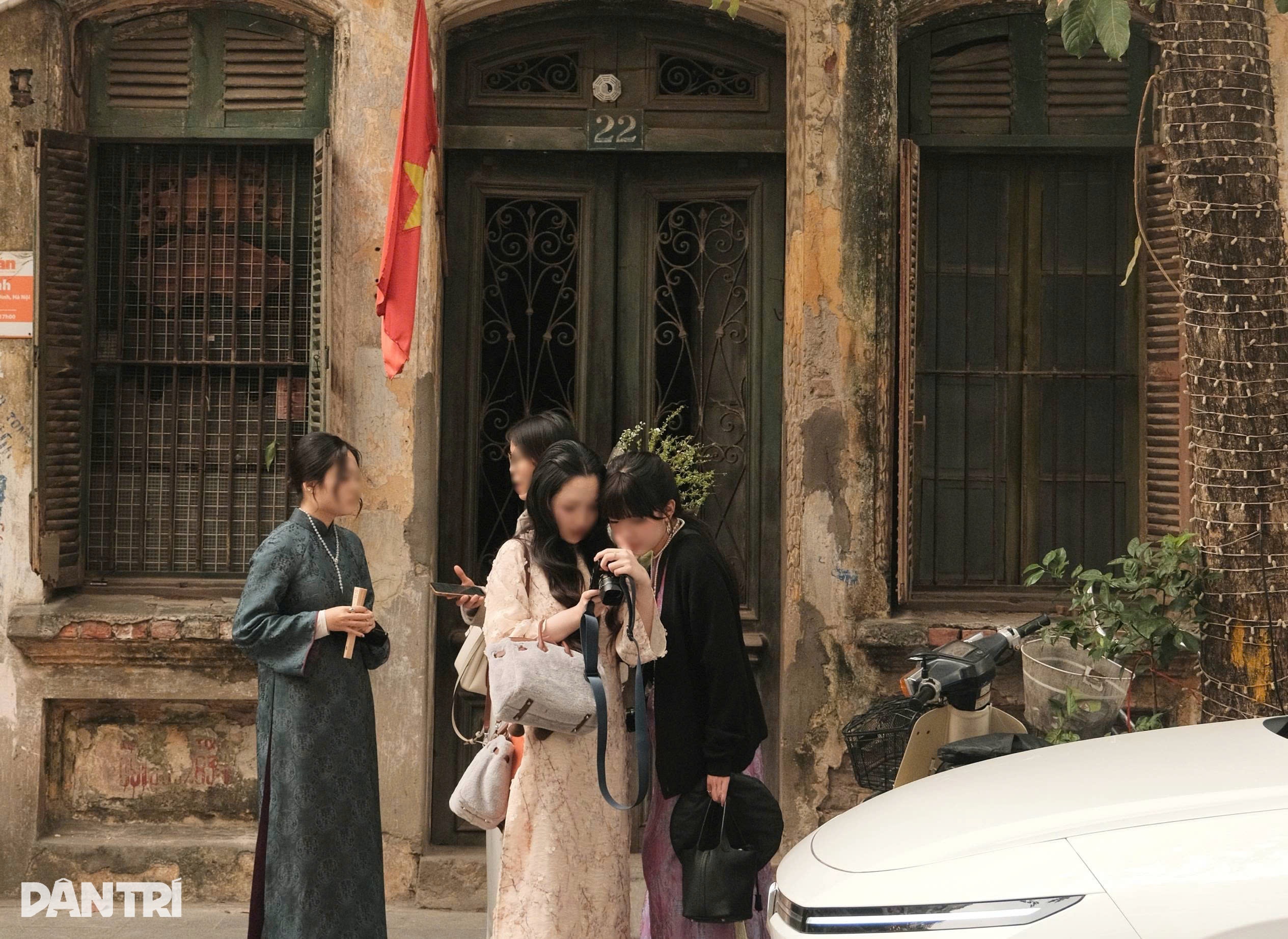 Owner of century old Hanoi house complains as photo crowds gather - 3