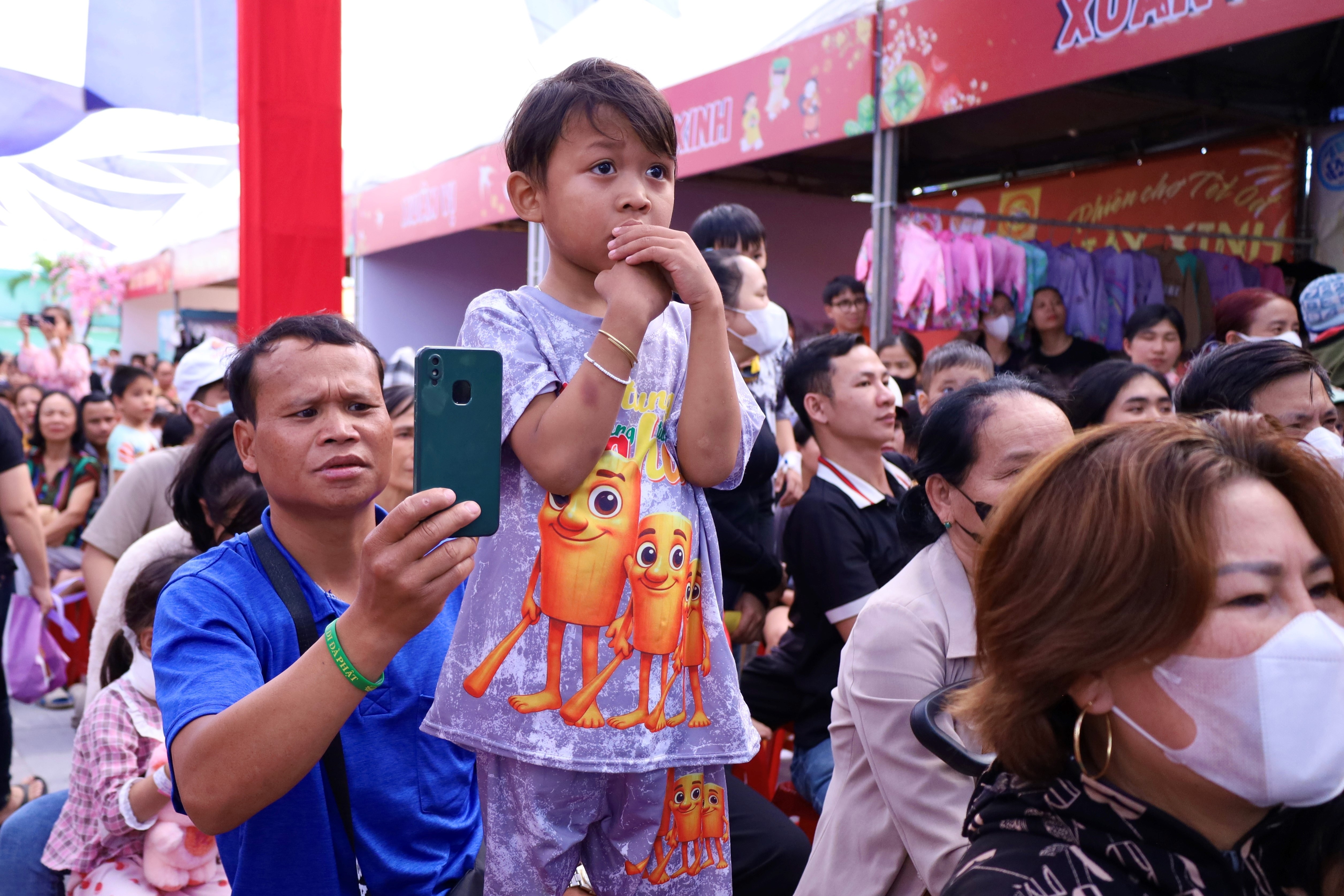 Bé trai 8 tuổi, 8 năm đón Tết ở bệnh viện và niềm vui hiếm hoi của gia đình