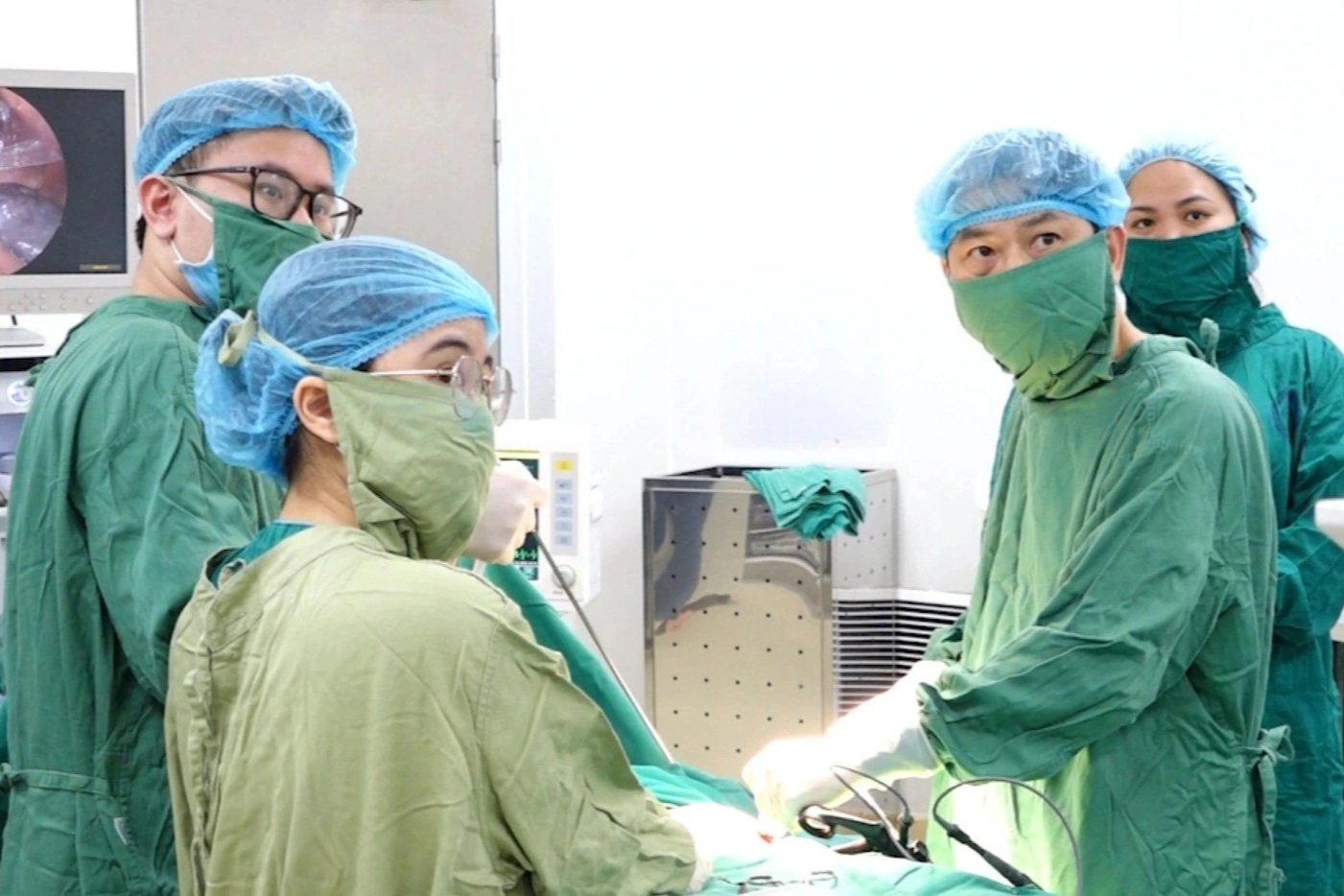 Đau bụng dữ dội, bé gái 10 tuổi phát hiện u buồng trứng xoắn nguy hiểm