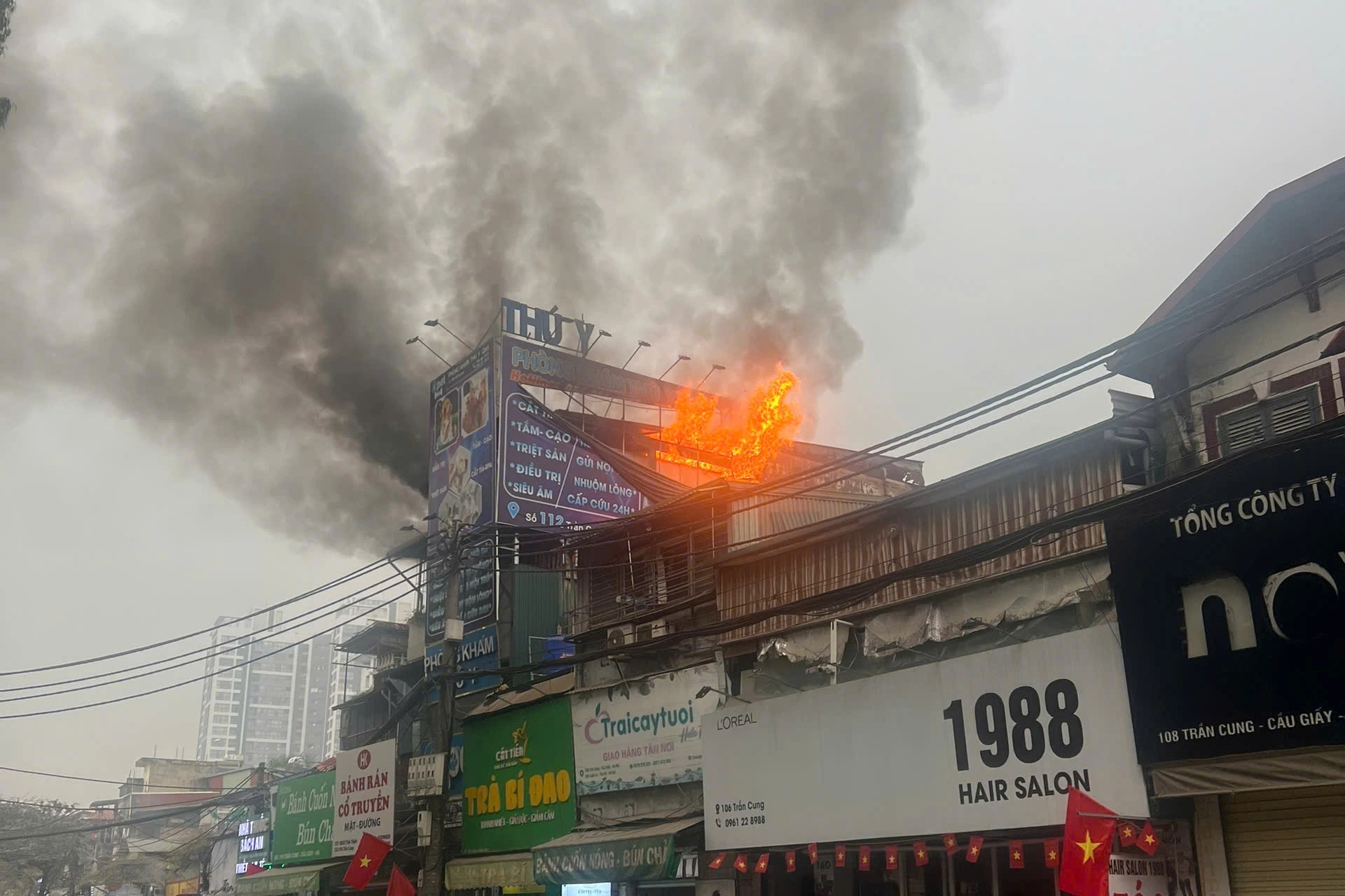 Cháy biển quảng cáo tại tầng 3 của ngôi nhà trên đường Trần Cung ở Hà Nội