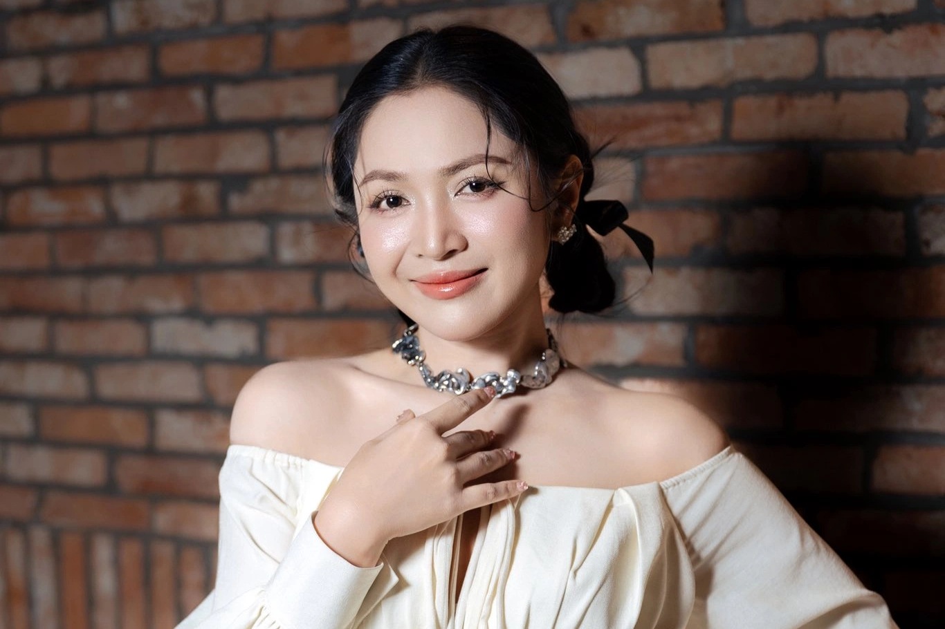 Duyên Quỳnh trước ồn ào hát nhép: Đổi đời nhờ hit tỷ view, nghi vấn hẹn hò