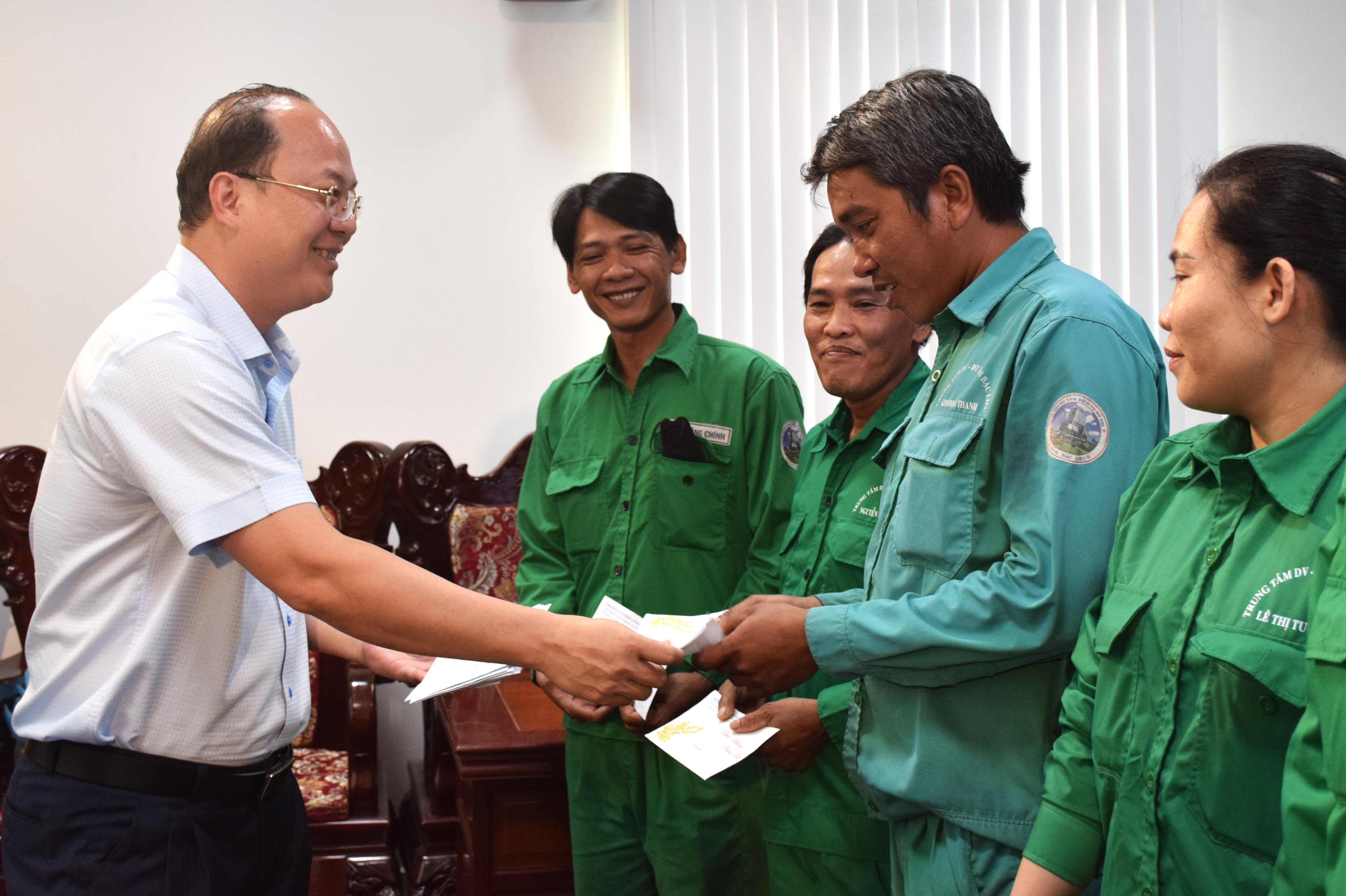 Công nhân, người lao động cảm kích nhận quà Tết sum vầy