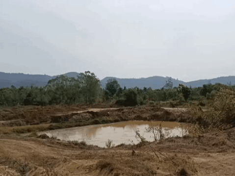 Phát hiện bom trên thùng xe tải, tài xế vội chở đổ xuống hồ