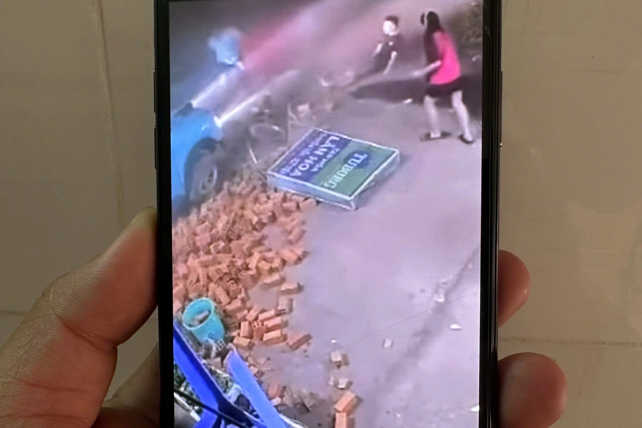 Bị tài xế hành hung khi cứu người dưới gầm ô tô sau tai nạn ở TPHCM