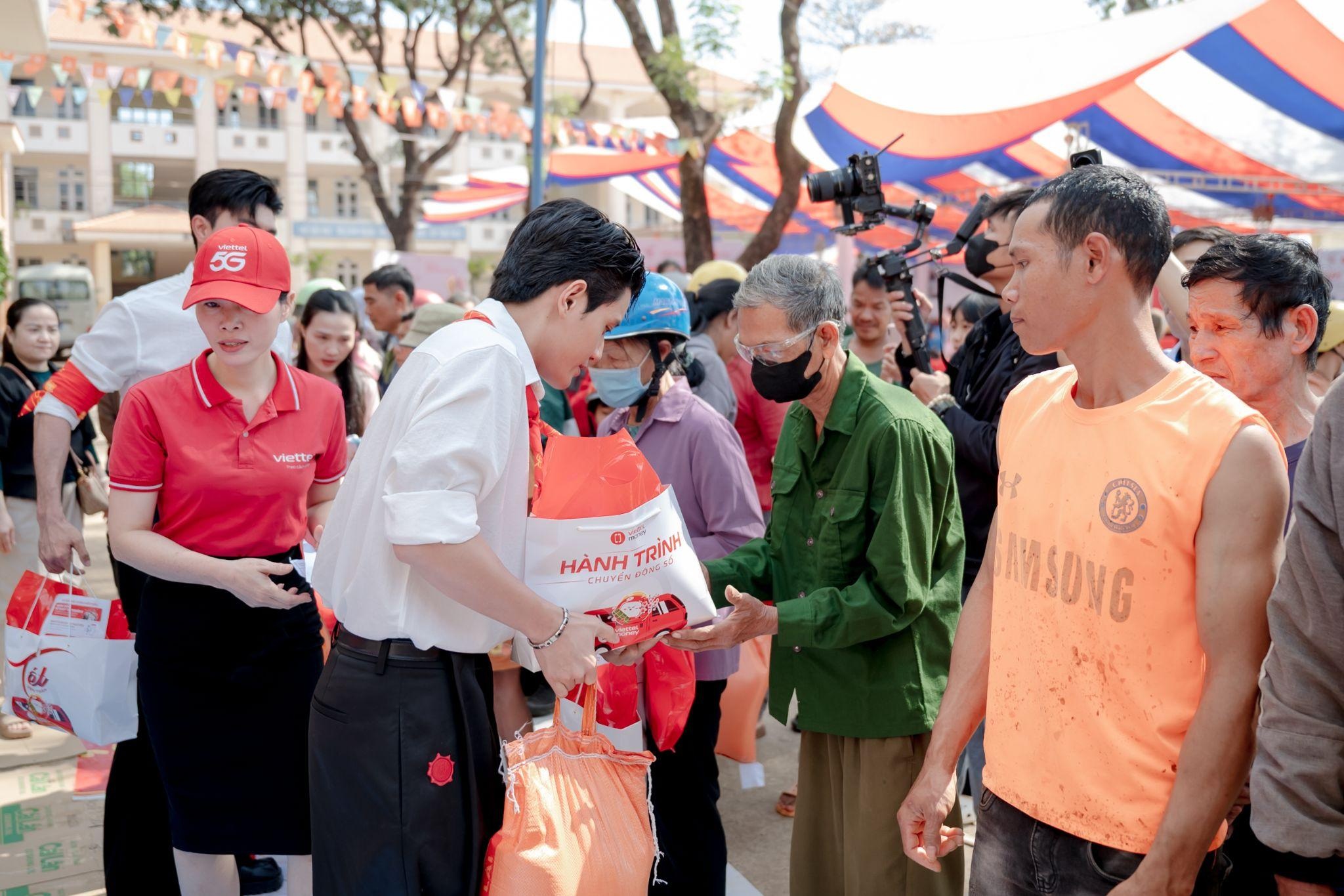 Hành trình Chuyển động số của Viettel Money hỗ trợ những gia đình vùng lũ dọc Việt Nam