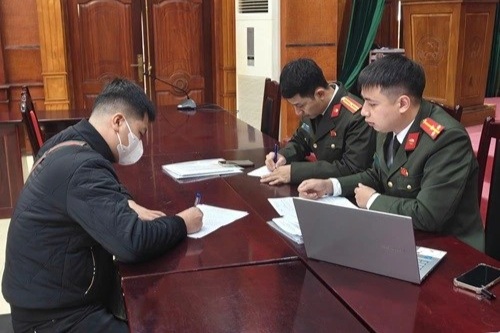 Công an Hà Nội xử lý người dán quảng cáo cờ bạc trá hình trên ô tô