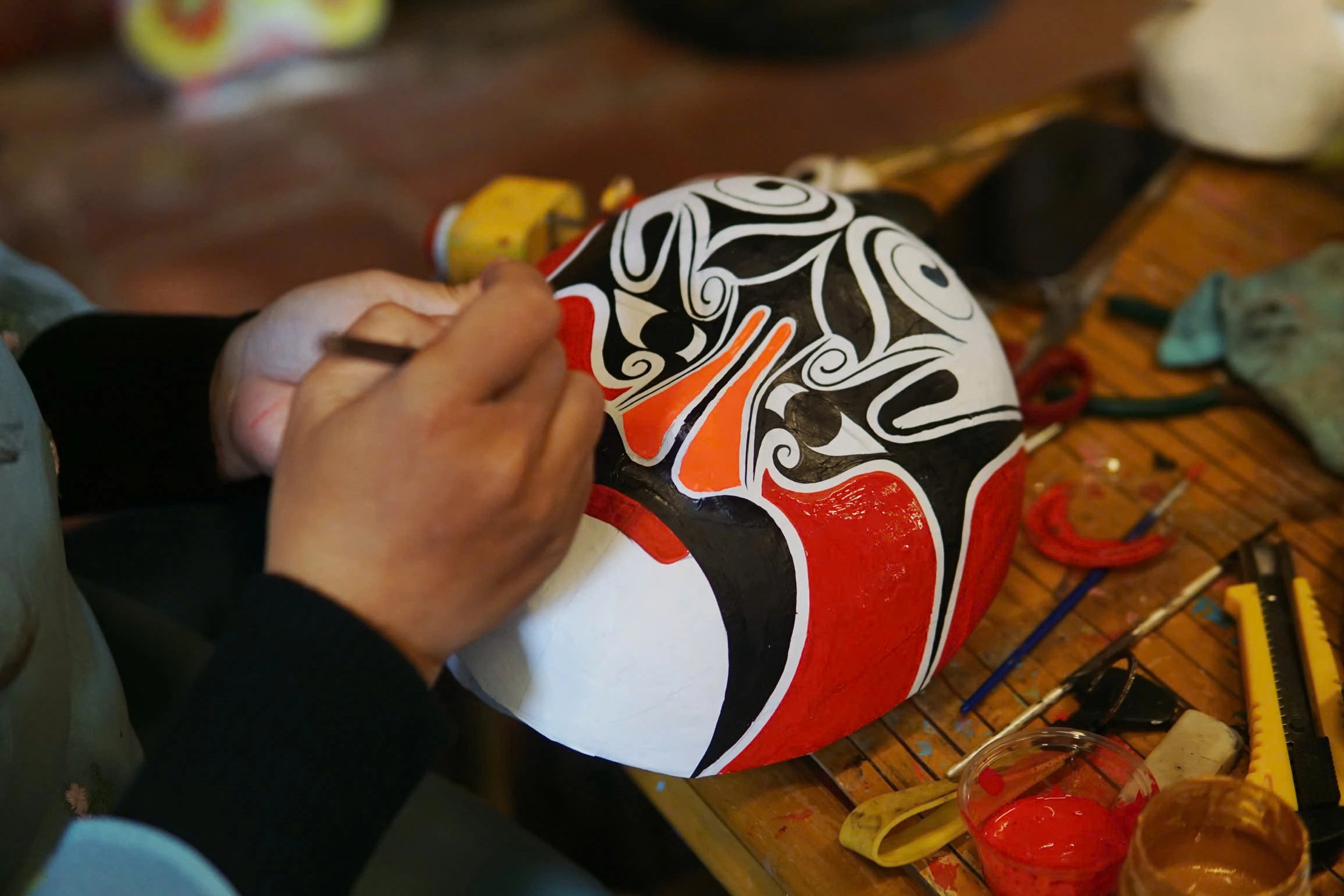 Xưởng mặt nạ giấy sôi động dịp Tết