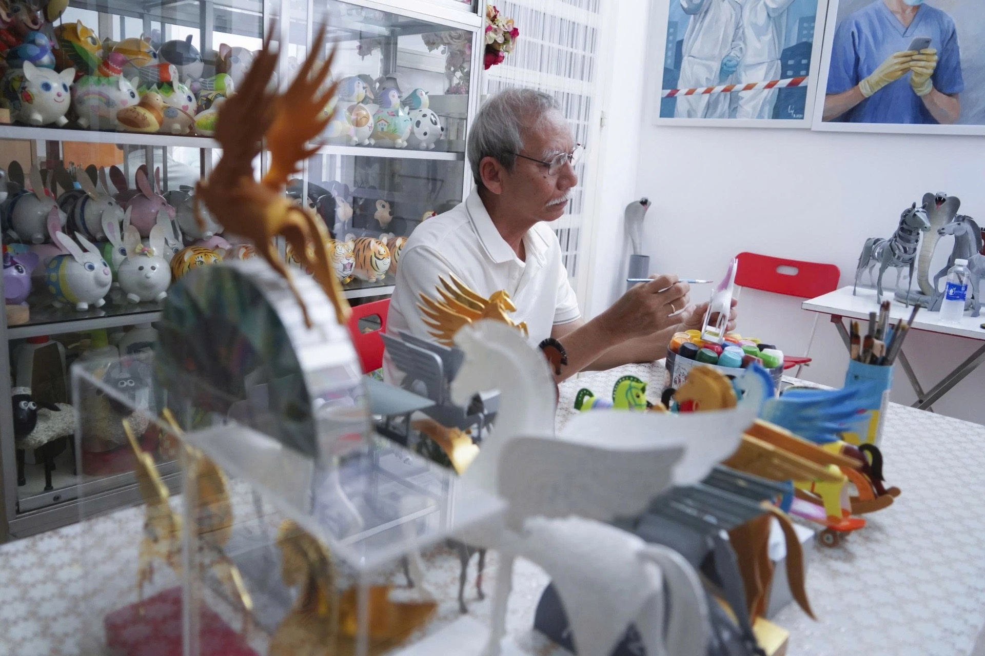 Thầy giáo về hưu biến ống nhựa bỏ đi thành linh vật ngựa đón Tết