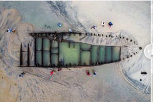 Con tàu gỗ cổ phát lộ ở biển Hội An bị vùi lấp trở lại