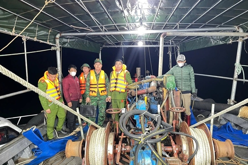 Bắt quả tang tàu dùng máy bơm khai thác sá sùng trái phép