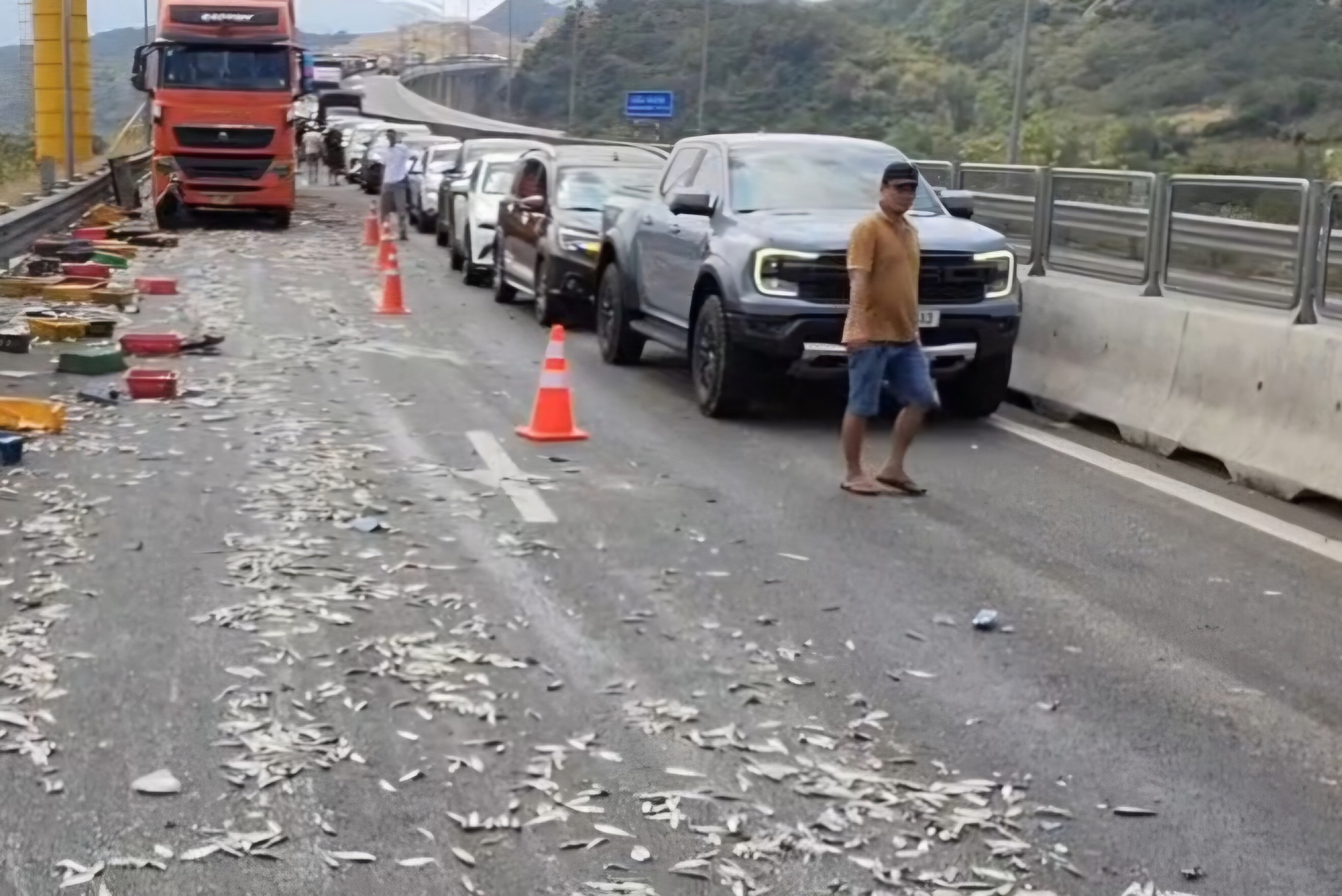 4 ô tô va chạm trên cao tốc Cam Lâm - Vĩnh Hảo, hải sản rải khắp mặt đường