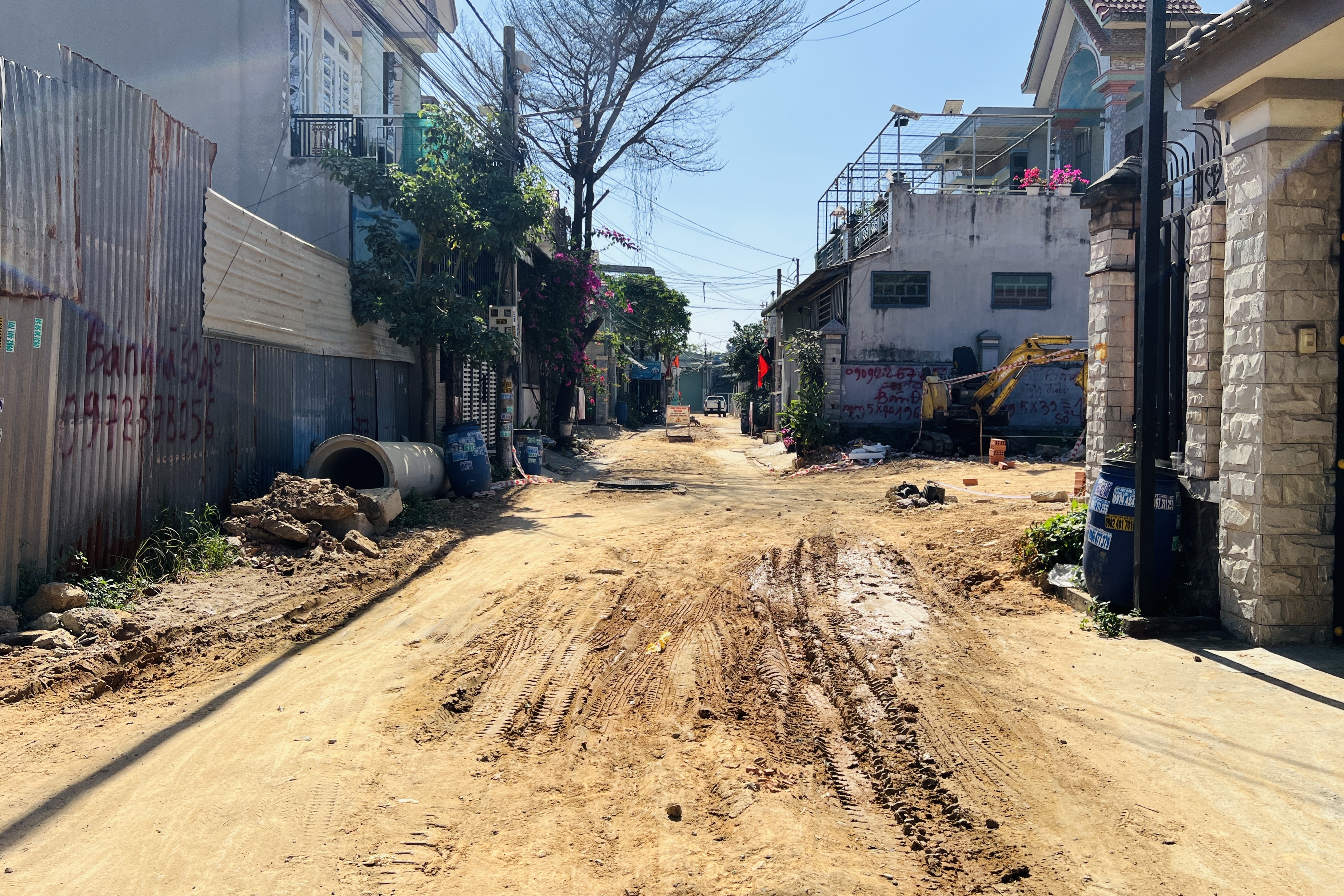 Hẻm ở TPHCM bị đào cận Tết, người dân đi lại khó khăn