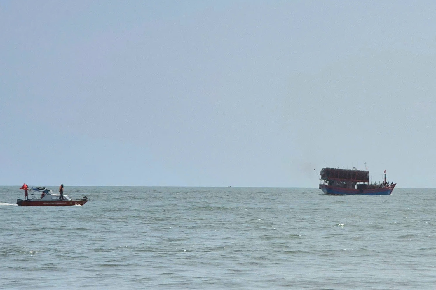 Tàu cá mắc cạn ở cửa biển, chủ tàu cầu cứu Bộ đội Biên phòng