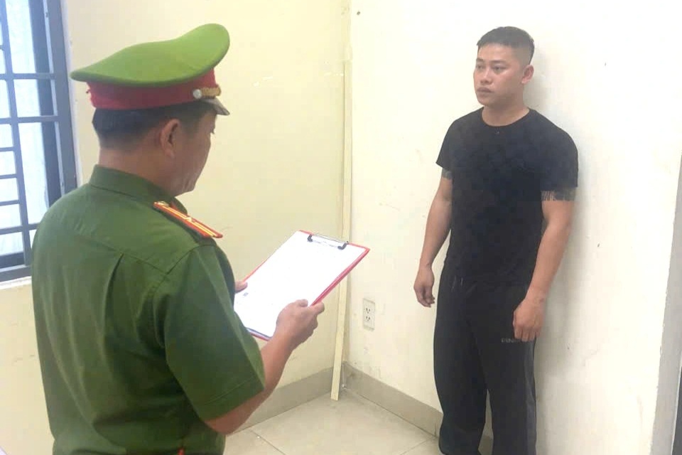 Tạm giữ hình sự đối tượng cho vay lãi nặng gần 150%/năm