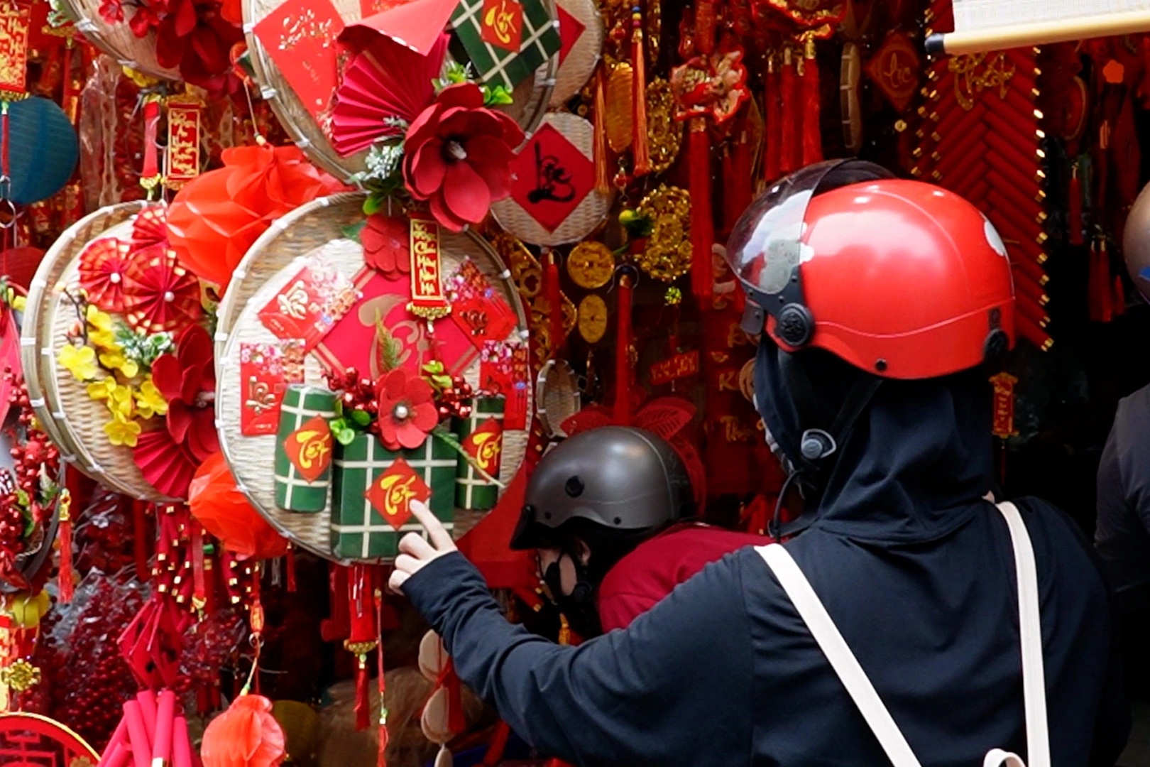 Sắm Tết 2026: Dân thắt chặt hầu bao, "chợ mạng" lấn lướt chợ truyền thống