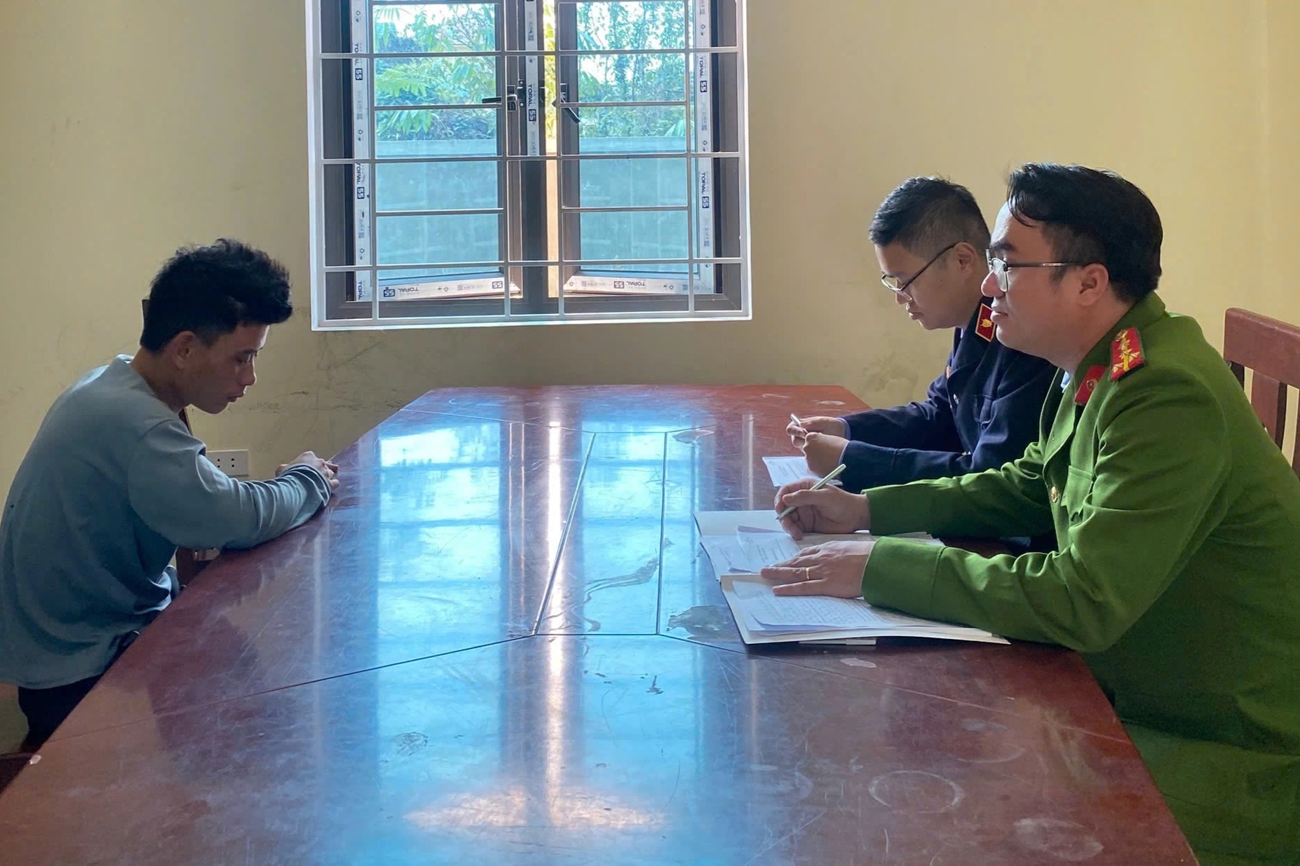 Công an khẩn cấp huy động nhân dân bắt nhanh tên cướp táo tợn trong đêm