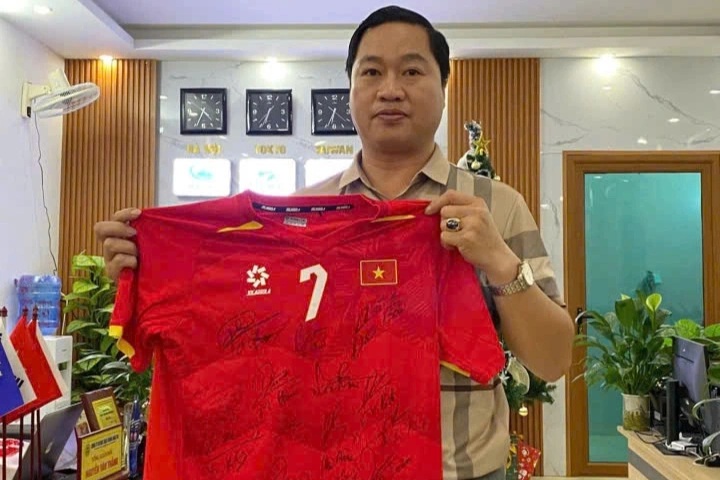 Đấu giá áo số 7 của Nguyễn Đình Bắc gây quỹ giúp người neo đơn