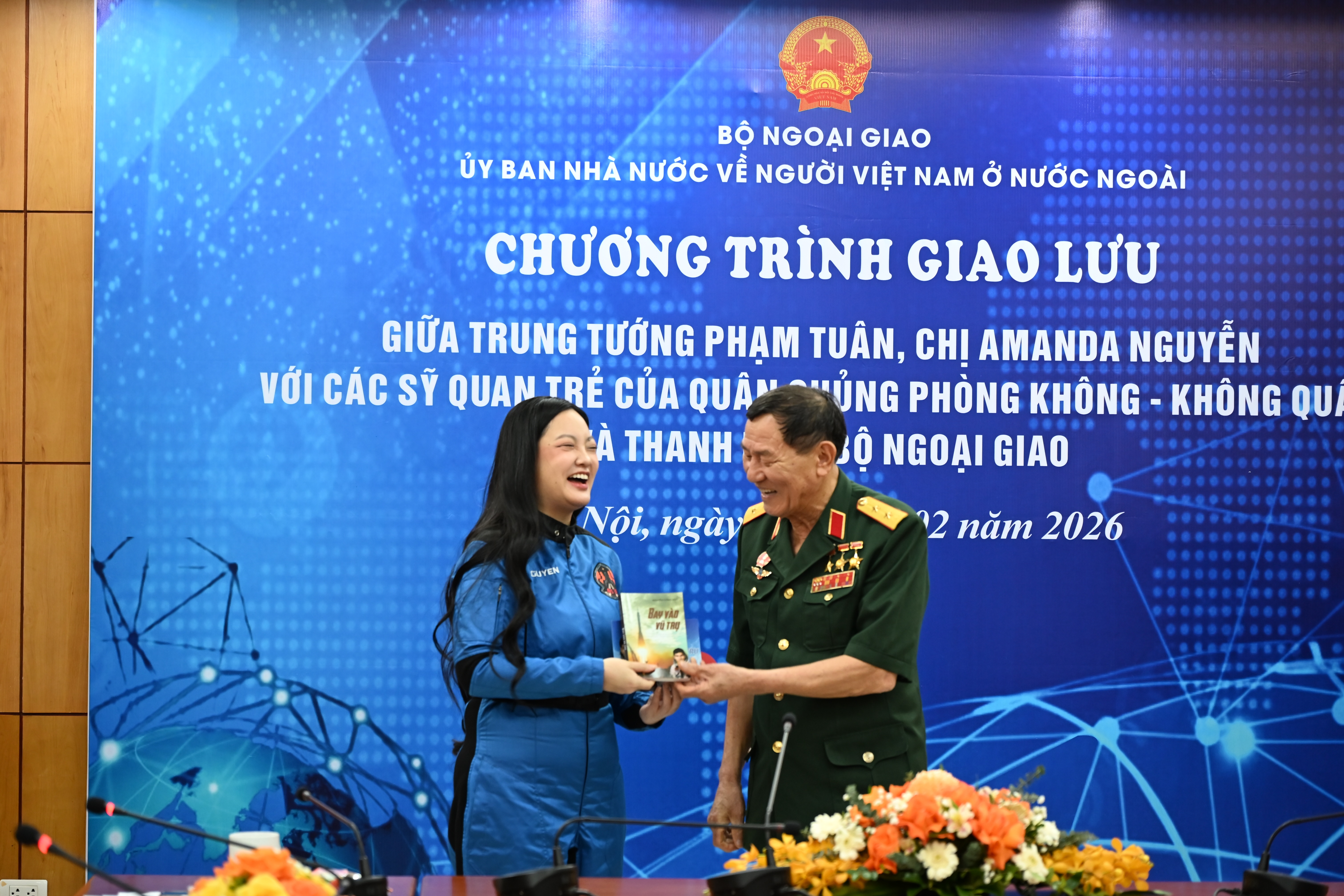 Tướng Phạm Tuân gặp nữ phi hành gia Mỹ gốc Việt đầu tiên bay vào vũ trụ
