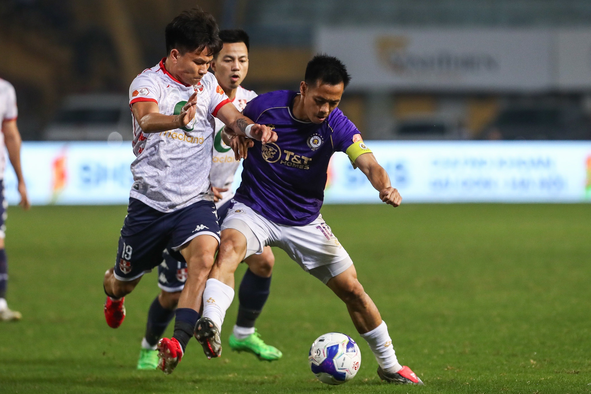 CLB Ninh Bình tiếp tục thất bại, Hà Nội FC giành 3 điểm thuyết phục